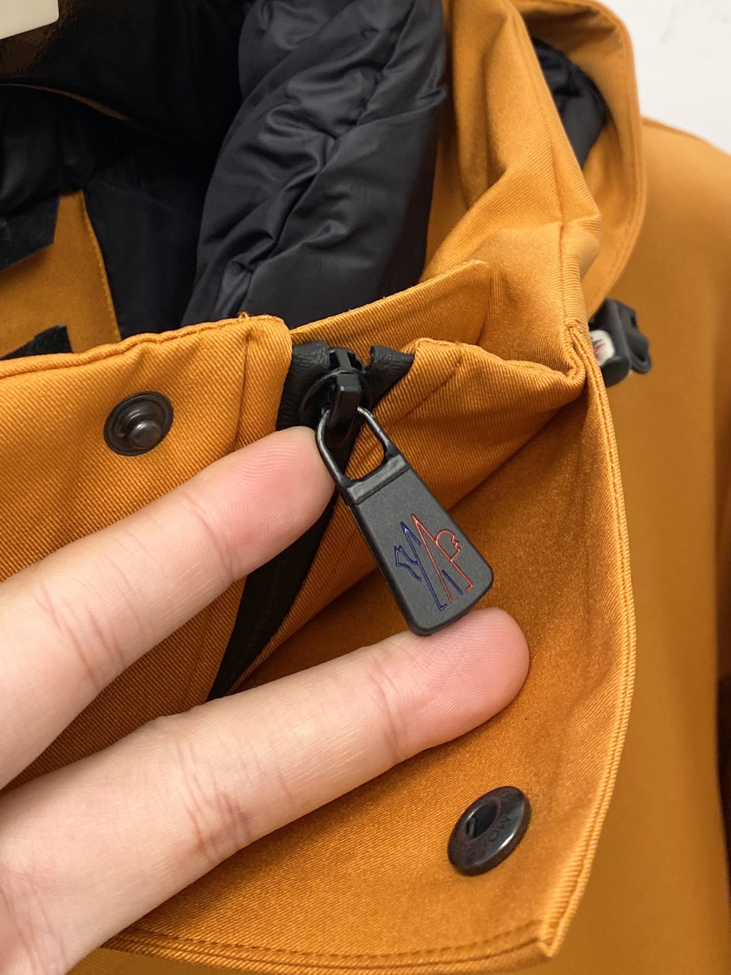 蒙口、2025最新款男士轻薄羽绒夹克、面料柔软舒适 ．上身版型超赞 ．拉链．辅料都是客供 、进口面料，轻