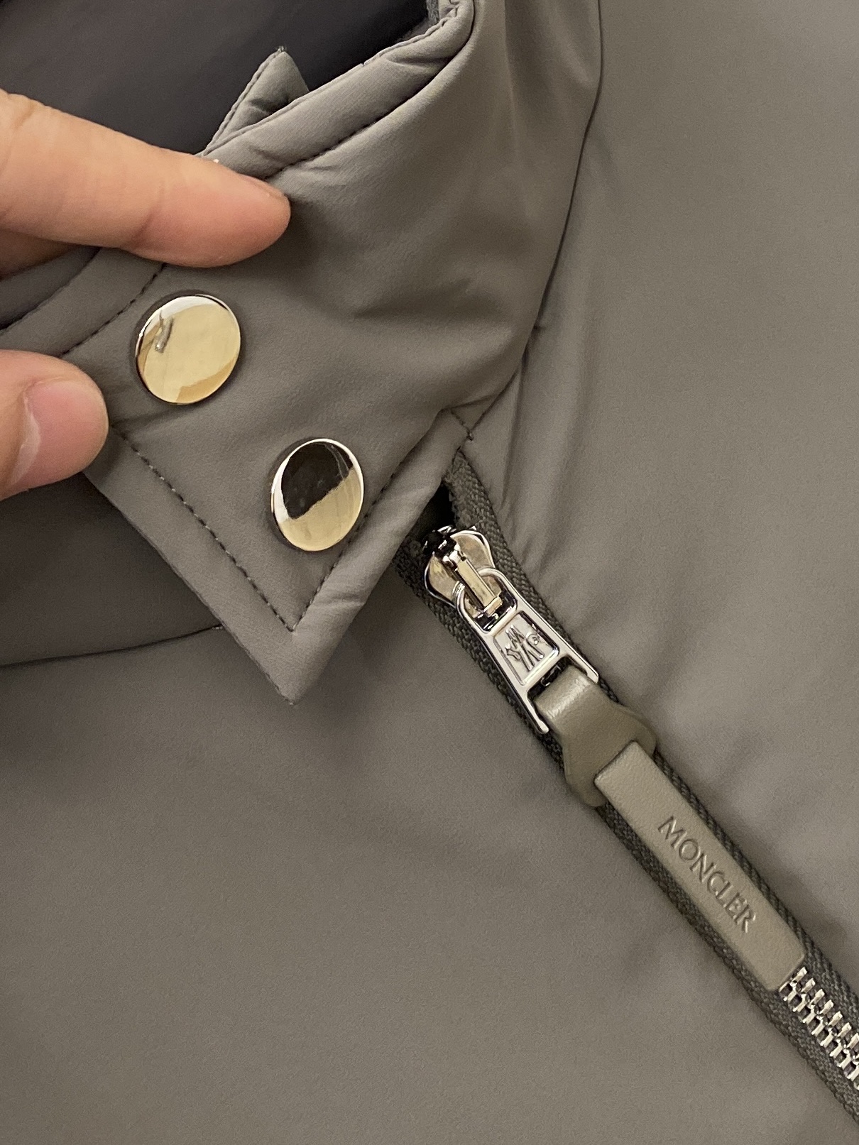 蒙口、2025最新款男士轻薄羽绒夹克、面料柔软舒适 ．上身版型超赞 ．拉链．辅料都是客供 、进口面料，轻