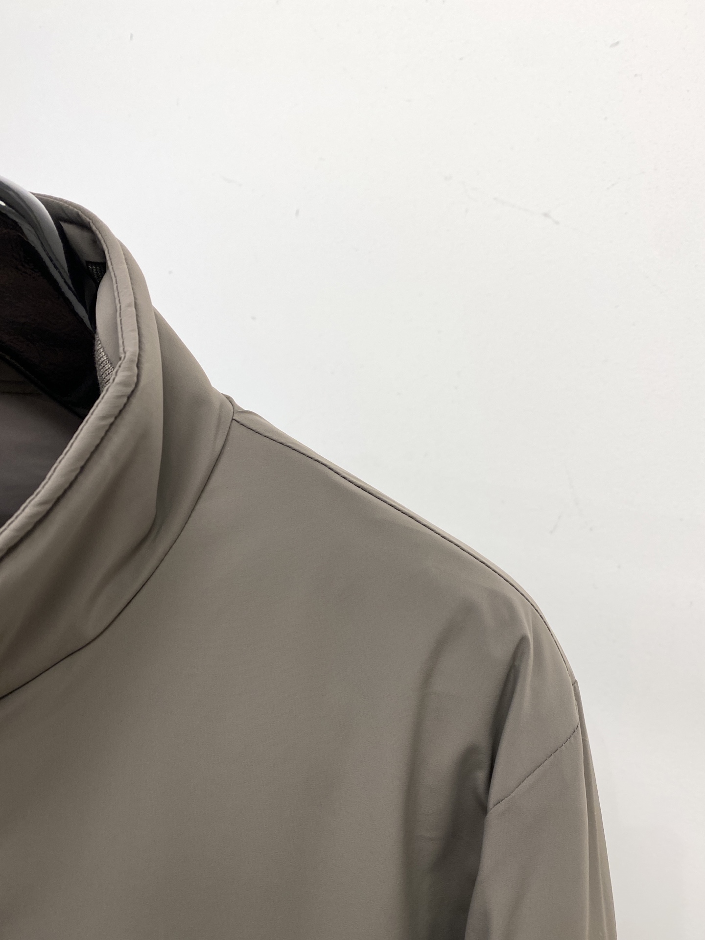 蒙口、2025最新款男士轻薄羽绒夹克、面料柔软舒适 ．上身版型超赞 ．拉链．辅料都是客供 、进口面料，轻