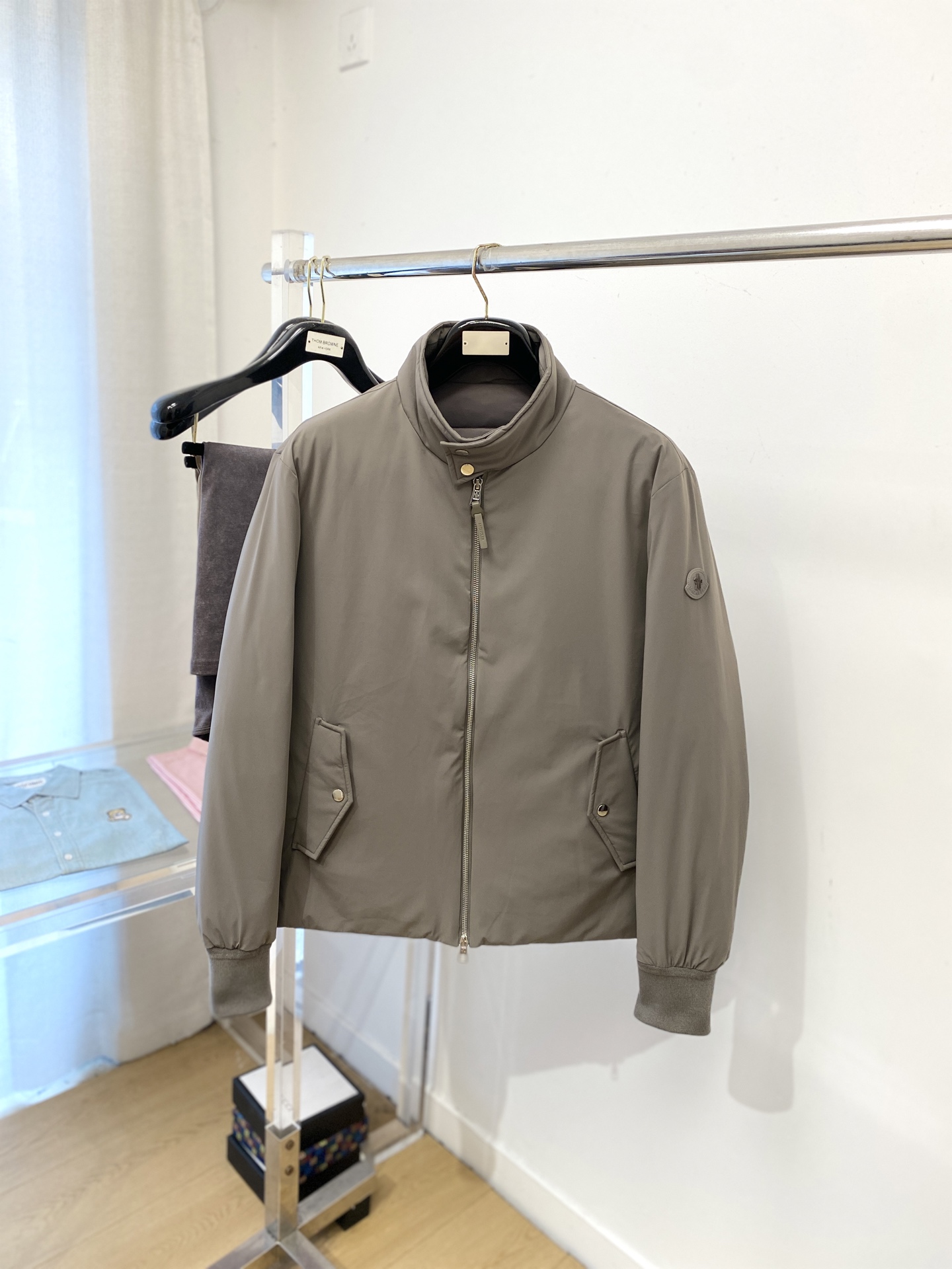 NO:601133,Covered mouth, the latest 2025 men's lightweight down jacket, the fabric is soft and comfortable.  The upper body shape is awesome.  zipper.  The accessories are all custom-supplied and imported fabrics, which are light and comfortable, warm and stylish, simple and elegant!  Lightweight and warm, the best choice to keep out the cold in autumn and winter. Size M-3XL, Moncler, jackets & coats, down jacket, alexander wang19860909蒙口、2025最新款男士轻薄羽绒夹克、面料柔软舒适 ．上身版型超赞 ．拉链．辅料都是客供 、进口面料,轻便舒适,保暖有型、简单大方款式！轻便保暖、秋冬御寒的最佳选择 码数M-3XL,,Moncler,jackets & coats,down jacket,alexander wang,Men's clothing