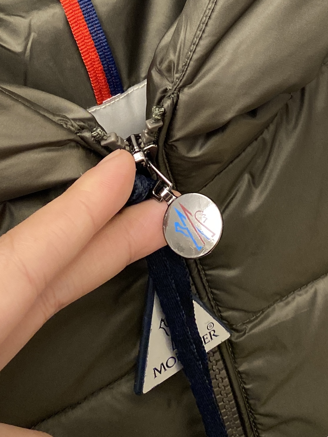 蒙口、2025最新款男士轻薄羽绒服、面料柔软舒适 ．上身版型超赞 ．拉链．辅料都是客供 、进口面料，轻便