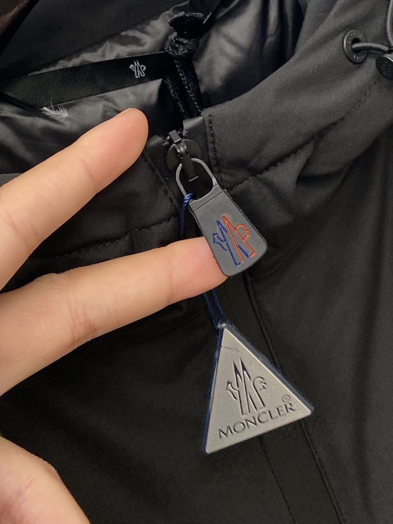 蒙口、2025最新款男士轻薄羽绒夹克、面料柔软舒适 ．上身版型超赞 ．拉链．辅料都是客供 、进口面料，轻