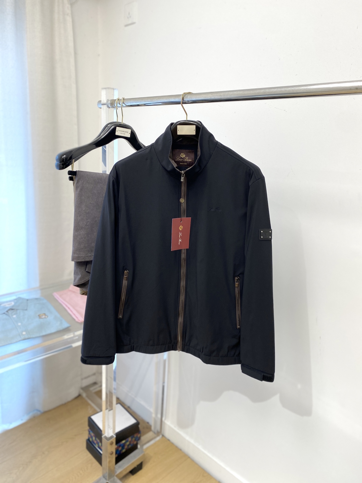 NO:609226,LP, 2025 new jacket jacket, fashionable and handsome, simple and versatile, exquisite embroidered letter logo on the chest, customized original fabric, not only stiff and keeping the trendy silhouette, but also comfortable to wear, the yarn is more delicate, size M-3XL,,loro piana,jackets & coats,jackets & coats,alexander wang19860909LP、2025新品夹克外套,时尚帅气,简约百搭款,胸前精致刺绣字母logo,定制原版面料,不仅挺括,保持潮流的廓形,又穿着舒适,纱织更细腻,码数M-3XL,,loro piana,jackets & coats,jackets & coats,alexander wang,Men's clothing