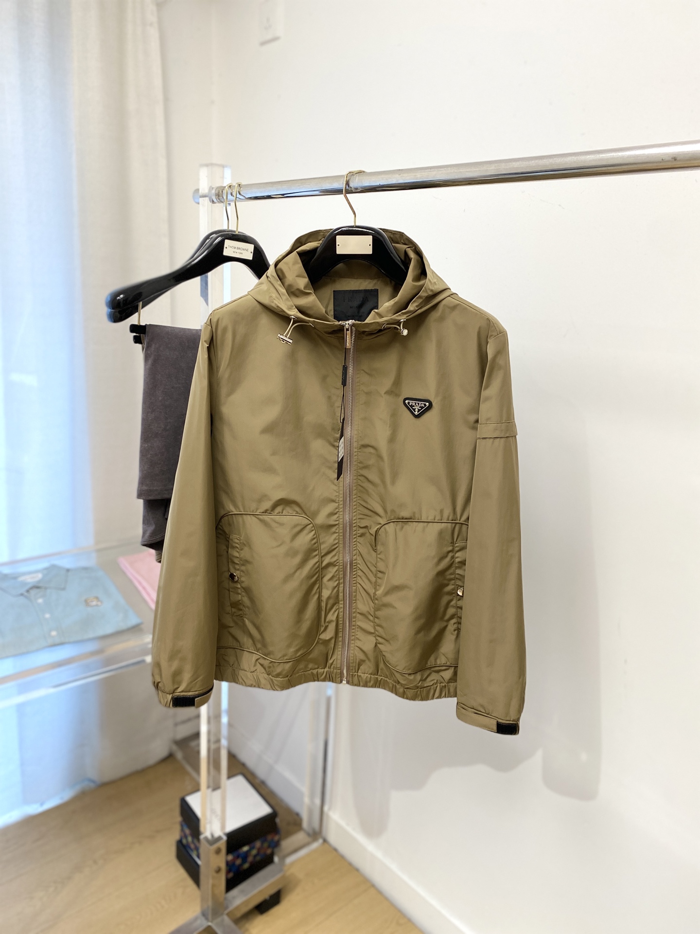 NO:611318,Prada, 2025 new jacket, fashionable and handsome, simple and versatile, hardware decorated with triangle logo on the chest, customized original fabric, not only stiff and keeping the trendy silhouette, but also comfortable to wear, the yarn is more delicate, size M-3XL,, prada,jackets & coats,jackets & coats,alexander wang19860909普拉达、2025新品夹克外套,时尚帅气,简约百搭款,胸前五金装饰三角标logo,定制原版面料,不仅挺括,保持潮流的廓形,又穿着舒适,纱织更细腻,码数M-3XL,,prada,jackets & coats,jackets & coats,alexander wang,Men's clothing