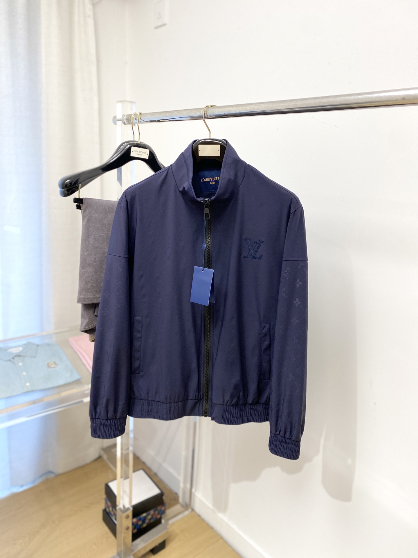 NO:611322,Louis Vuitton, 2025 new jacket, fashionable and handsome, simple and versatile, exquisite embroidered letter logo on the chest, customized original fabric, not only stiff and keeping the trendy silhouette, but also comfortable to wear, the yarn is more delicate, size M-3XL,, louis vuitton, jackets & coats, jackets & coats, alexander wang19860909路易威登、2025新品夹克外套,时尚帅气,简约百搭款,胸前精致刺绣字母logo,定制原版面料,不仅挺括,保持潮流的廓形,又穿着舒适,纱织更细腻,码数M-3XL,,louis vuitton,jackets & coats,jackets & coats,alexander wang,Men's clothing