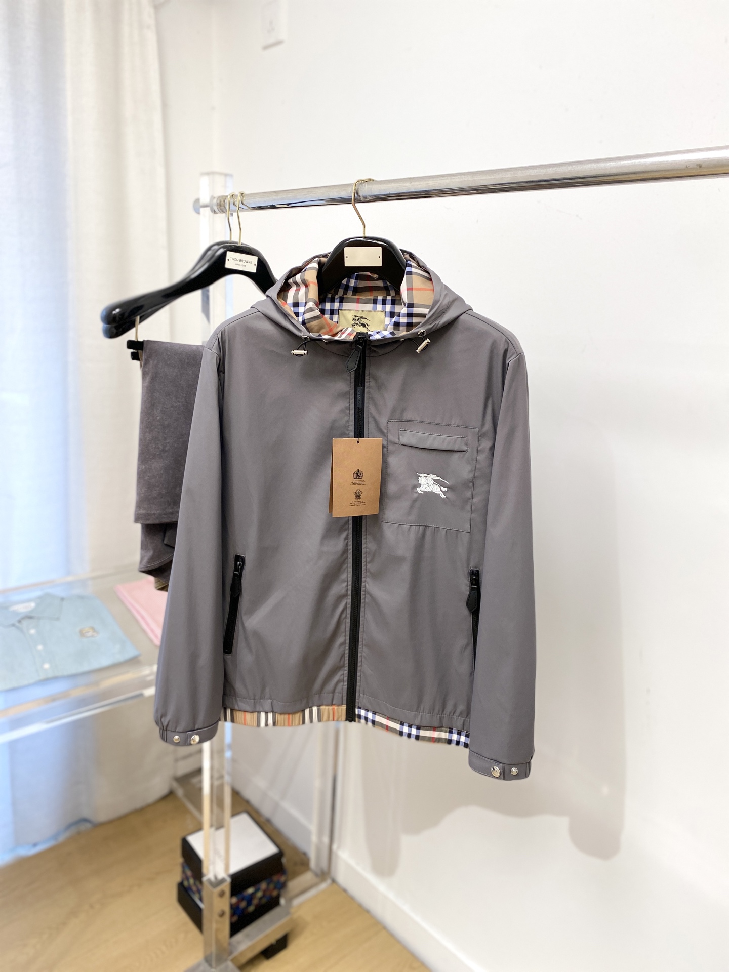 NO:611328,Burberry, 2025 new jacket, fashionable and handsome, simple and versatile, exquisite embroidered logo on the chest, customized original fabric, not only stiff and maintain the trendy silhouette, but also comfortable to wear, the yarn is more delicate, size M-3XL,,burberry,jackets & coats,jackets & coats,alexander wang19860909巴宝莉、2025新品夹克外套,时尚帅气,简约百搭款,胸前精致刺绣图案logo,定制原版面料,不仅挺括,保持潮流的廓形,又穿着舒适,纱织更细腻,码数M-3XL,,burberry,jackets & coats,jackets & coats,alexander wang,Men's clothing