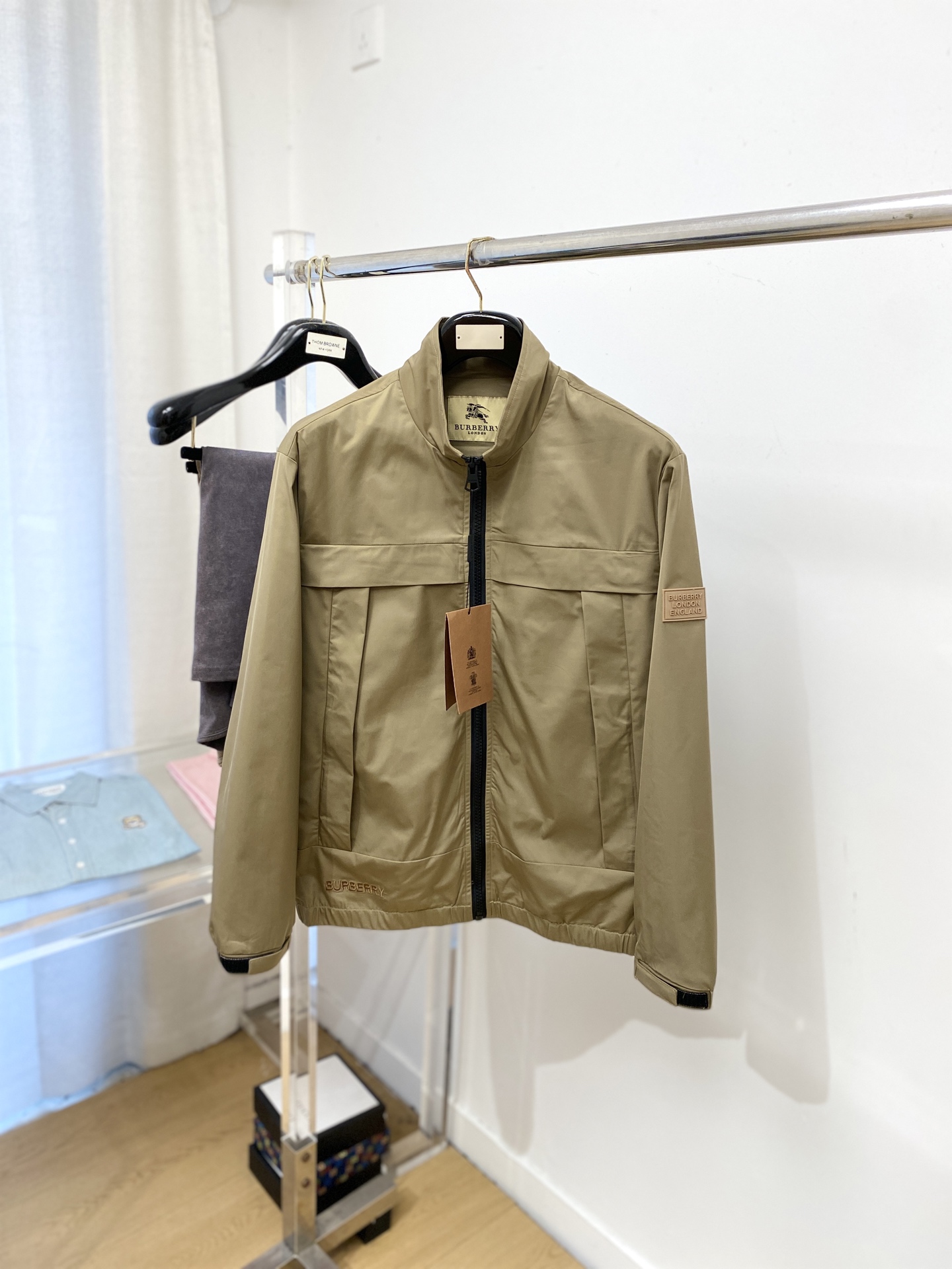 NO:611334,Burberry, 2025 new jacket, fashionable and handsome, simple and versatile, embroidered letter logo on the cuffs, customized original fabric, not only crisp and maintain the trendy silhouette, but also comfortable to wear, the yarn is more delicate, size M-3XL,,burberry,jackets & coats,jackets & coats,alexander wang19860909巴宝莉、2025新品夹克外套,时尚帅气,简约百搭款,袖口刺绣装饰字母logo,定制原版面料,不仅挺括,保持潮流的廓形,又穿着舒适,纱织更细腻,码数M-3XL,,burberry,jackets & coats,jackets & coats,alexander wang,Men's clothing