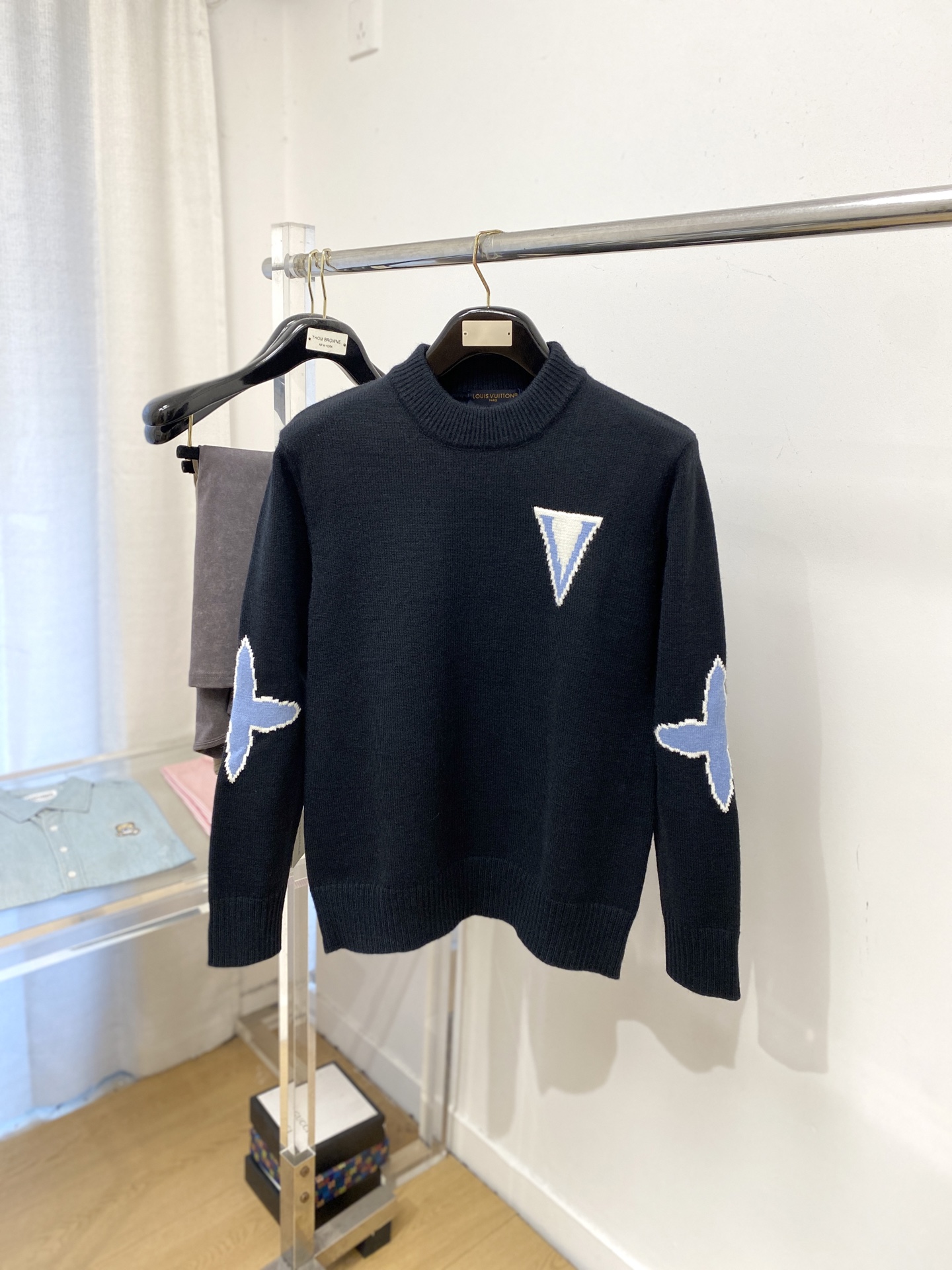 NO:601155,Louis Vuitton, 2025 new wool sweater has a delicate and soft feel, which can be directly contacted with the skin, allowing the warm yarn to change into a delicate texture. The top-notch craftsmanship is very distinctive and colorful, and the style is simple, elegant and exquisite. The three-dimensional tailoring design makes the entire sweater upper body full of youthful vitality and vitality. It is recommended to be a must-have for autumn and winter. Sizes M-3XL, Louis Vuitton, Sweaters, Alexander Wang19860909路易威登、2025新品羊毛衣 具有手感细腻柔软,可直接与肌肤接触,让暖心的纱线变化出细腻的质感,顶级工艺极具特色出彩,款式简约大方精美 立体剪裁的版型设计,让整款毛衣上身尽显青春活力和朝气,推荐款秋冬季穿搭必备.尺码M-3XL,,louis vuitton,sweaters,alexander wang,Men's clothing