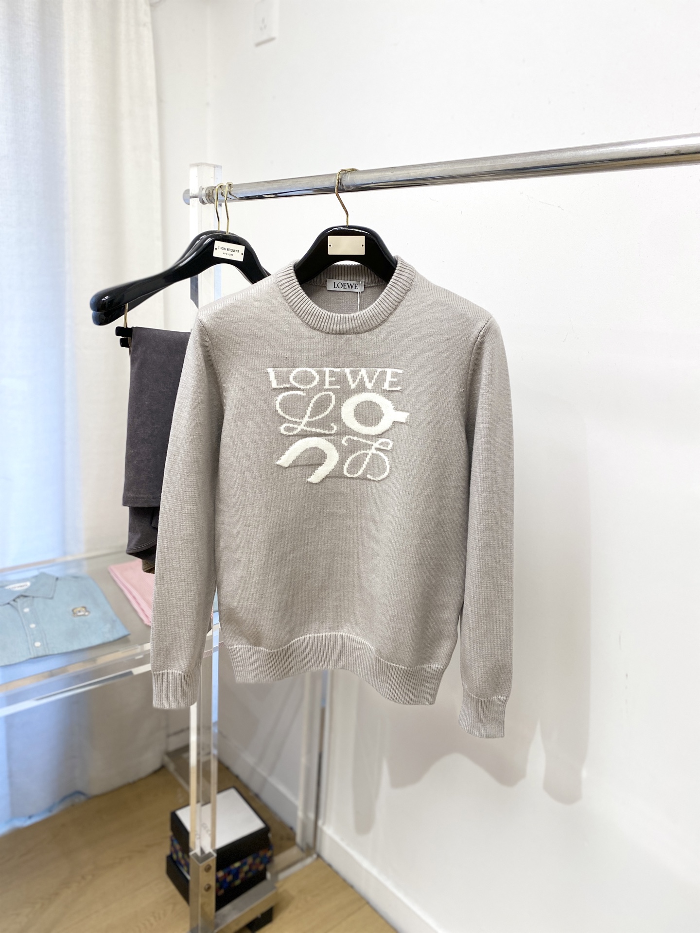 NO:601152,Loewe, the 2025 new wool sweater, has a delicate and soft feel that can be directly contacted with the skin, allowing the warm yarn to change into a delicate texture. The top-notch craftsmanship is very distinctive and colorful, and the style is simple, elegant and exquisite. The three-dimensional tailoring design makes the entire sweater upper body full of youthful vitality and vitality. It is recommended to be a must-have for autumn and winter. Sizes M-3XL, loewe, sweaters, alexander wang19860909罗意威、2025新品羊毛衣 具有手感细腻柔软,可直接与肌肤接触,让暖心的纱线变化出细腻的质感,顶级工艺极具特色出彩,款式简约大方精美 立体剪裁的版型设计,让整款毛衣上身尽显青春活力和朝气,推荐款秋冬季穿搭必备.尺码M-3XL,,loewe,sweaters,alexander wang,Men's clothing