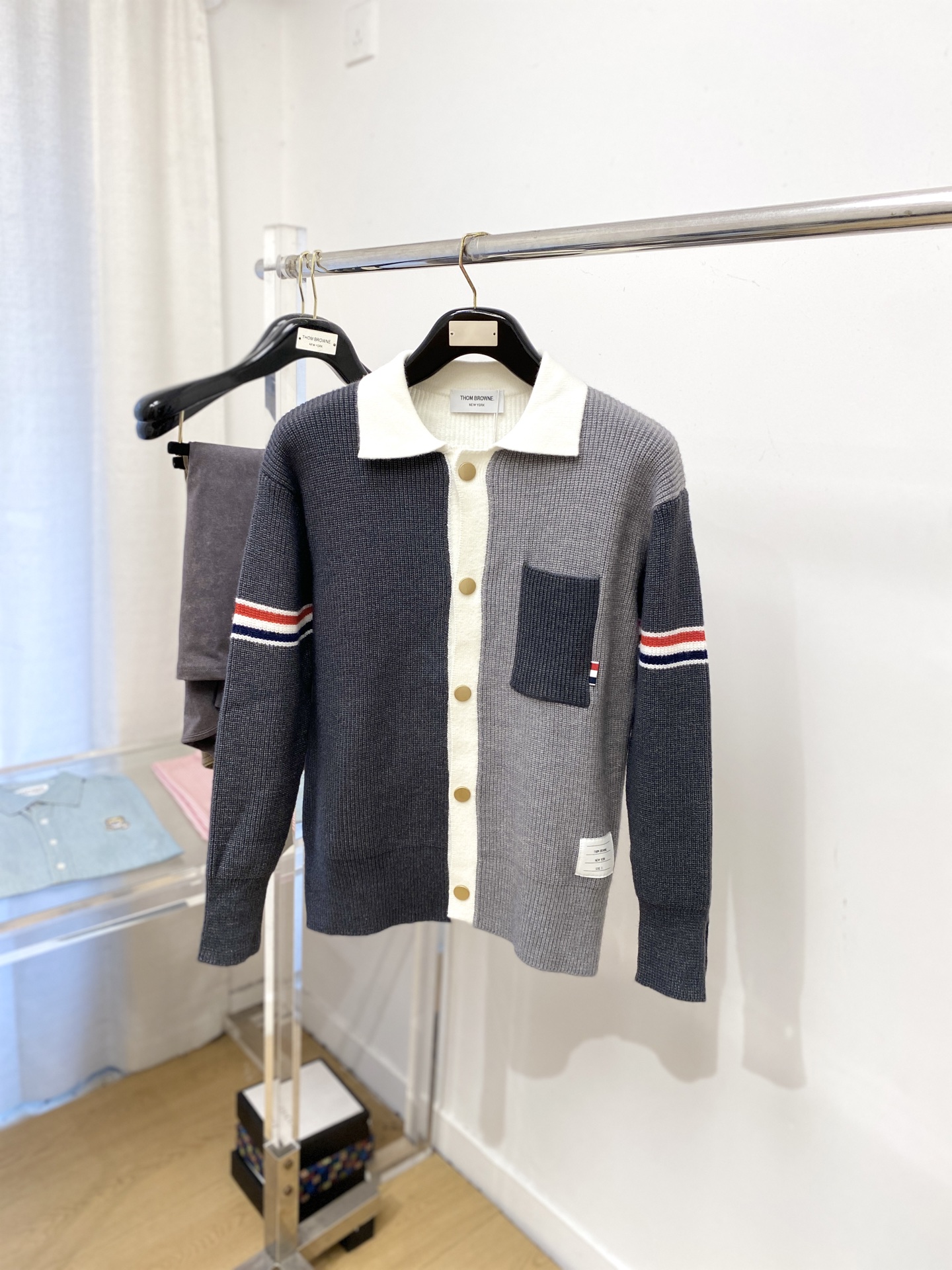 NO:601149,TB, 2025 new wool sweater jacket has a delicate and soft feel, which can be directly contacted with the skin, allowing the warm yarn to change into a delicate texture. The top-notch craftsmanship is very distinctive and colorful, and the style is simple, elegant and exquisite. The three-dimensional tailoring design makes the entire sweater upper body full of youthful vitality and vitality. It is recommended to be a must-have for autumn and winter. Sizes M-3XL, jackets & coats, sweaters, alexander wang19860909TB、2025新品羊毛衣外套 具有手感细腻柔软,可直接与肌肤接触,让暖心的纱线变化出细腻的质感,顶级工艺极具特色出彩,款式简约大方精美 立体剪裁的版型设计,让整款毛衣上身尽显青春活力和朝气,推荐款秋冬季穿搭必备.尺码M-3XL,,jackets & coats,sweaters,alexander wang,Men's clothing