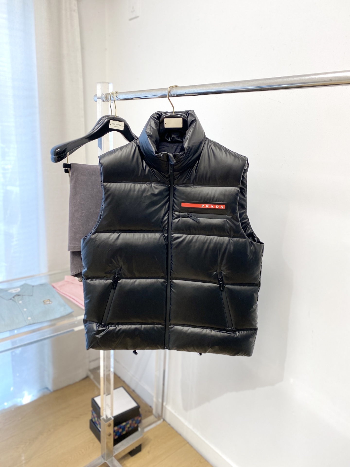 NO:609221,Prada, the latest 2025 men's lightweight down vest, the fabric is soft and comfortable.  The upper body shape is awesome.  zipper.  The accessories are all custom-supplied and imported fabrics, which are light and comfortable, warm and stylish, simple and elegant!  Lightweight and warm, the best choice to keep out the cold in autumn and winter. Size M-3XL, prada, down jacket, alexander wang19860909普拉达、2025最新款男士轻薄羽绒马甲、面料柔软舒适 ．上身版型超赞 ．拉链．辅料都是客供 、进口面料,轻便舒适,保暖有型、简单大方款式！轻便保暖、秋冬御寒的最佳选择 码数M-3XL,,prada,down jacket,alexander wang,Men's clothing