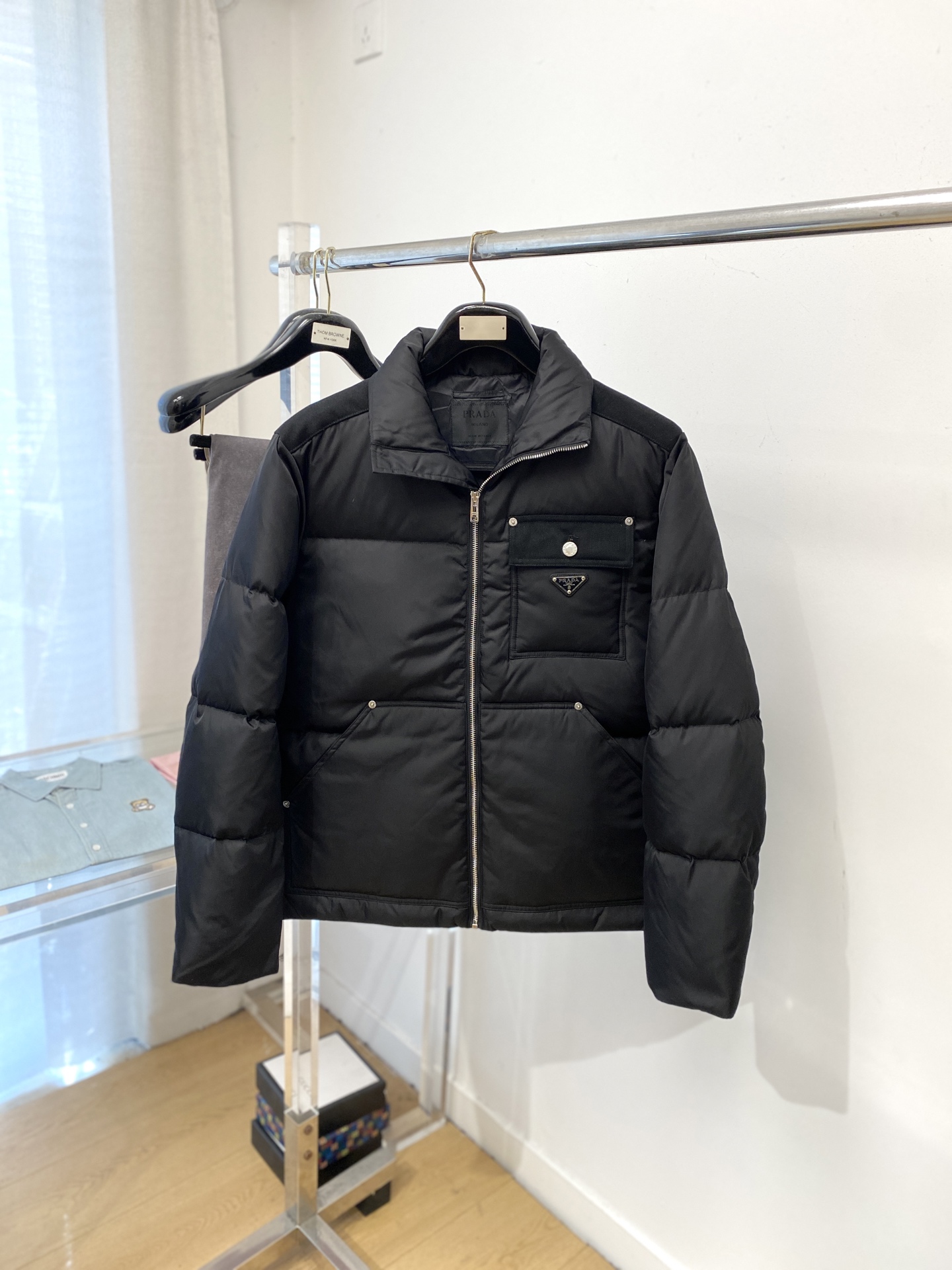 NO:609215,Prada, the latest 2025 men's lightweight down jacket, the fabric is soft and comfortable.  The upper body shape is awesome.  zipper.  The accessories are all custom-supplied and imported fabrics, which are light and comfortable, warm and stylish, simple and elegant!  Lightweight and warm, the best choice to keep out the cold in autumn and winter. Size M-3XL, prada, down jacket, alexander wang19860909普拉达、2025最新款男士轻薄羽绒服、面料柔软舒适 ．上身版型超赞 ．拉链．辅料都是客供 、进口面料,轻便舒适,保暖有型、简单大方款式！轻便保暖、秋冬御寒的最佳选择 码数M-3XL,,prada,down jacket,alexander wang,Men's clothing