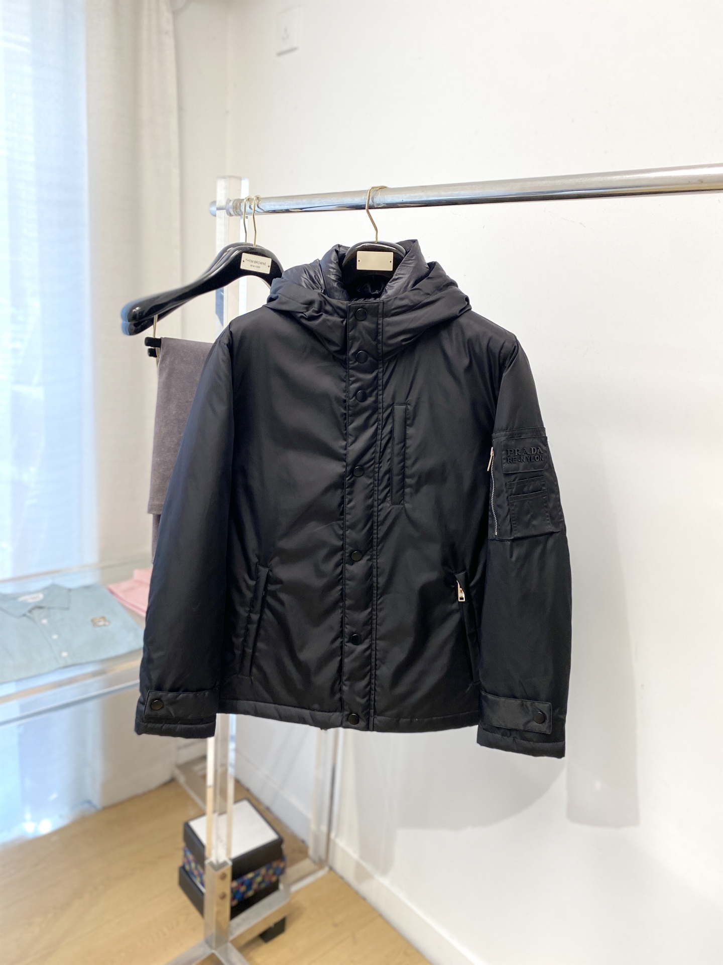 NO:611340,Prada, the latest 2025 men's lightweight down jacket, the fabric is soft and comfortable.  The upper body shape is awesome.  zipper.  The accessories are all custom-supplied and imported fabrics, which are light and comfortable, warm and stylish, simple and elegant!  Lightweight and warm, the best choice to keep out the cold in autumn and winter. Size M-3XL, prada, down jacket, alexander wang19860909普拉达、2025最新款男士轻薄羽绒服、面料柔软舒适 ．上身版型超赞 ．拉链．辅料都是客供 、进口面料,轻便舒适,保暖有型、简单大方款式！轻便保暖、秋冬御寒的最佳选择 码数M-3XL,,prada,down jacket,alexander wang,Men's clothing