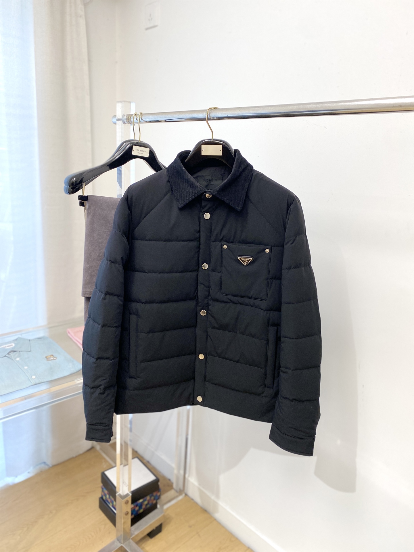 NO:644993,Prada, the latest 2025 men's lightweight down jacket, the fabric is soft and comfortable.  The upper body shape is awesome.  zipper.  The accessories are all custom-supplied and imported fabrics, which are light and comfortable, warm and stylish, simple and elegant!  Lightweight and warm, the best choice to keep out the cold in autumn and winter. Size M-3XL, prada, down jacket, alexander wang19860909普拉达、2025最新款男士轻薄羽绒服、面料柔软舒适 ．上身版型超赞 ．拉链．辅料都是客供 、进口面料,轻便舒适,保暖有型、简单大方款式！轻便保暖、秋冬御寒的最佳选择 码数M-3XL,,prada,down jacket,alexander wang,Men's clothing