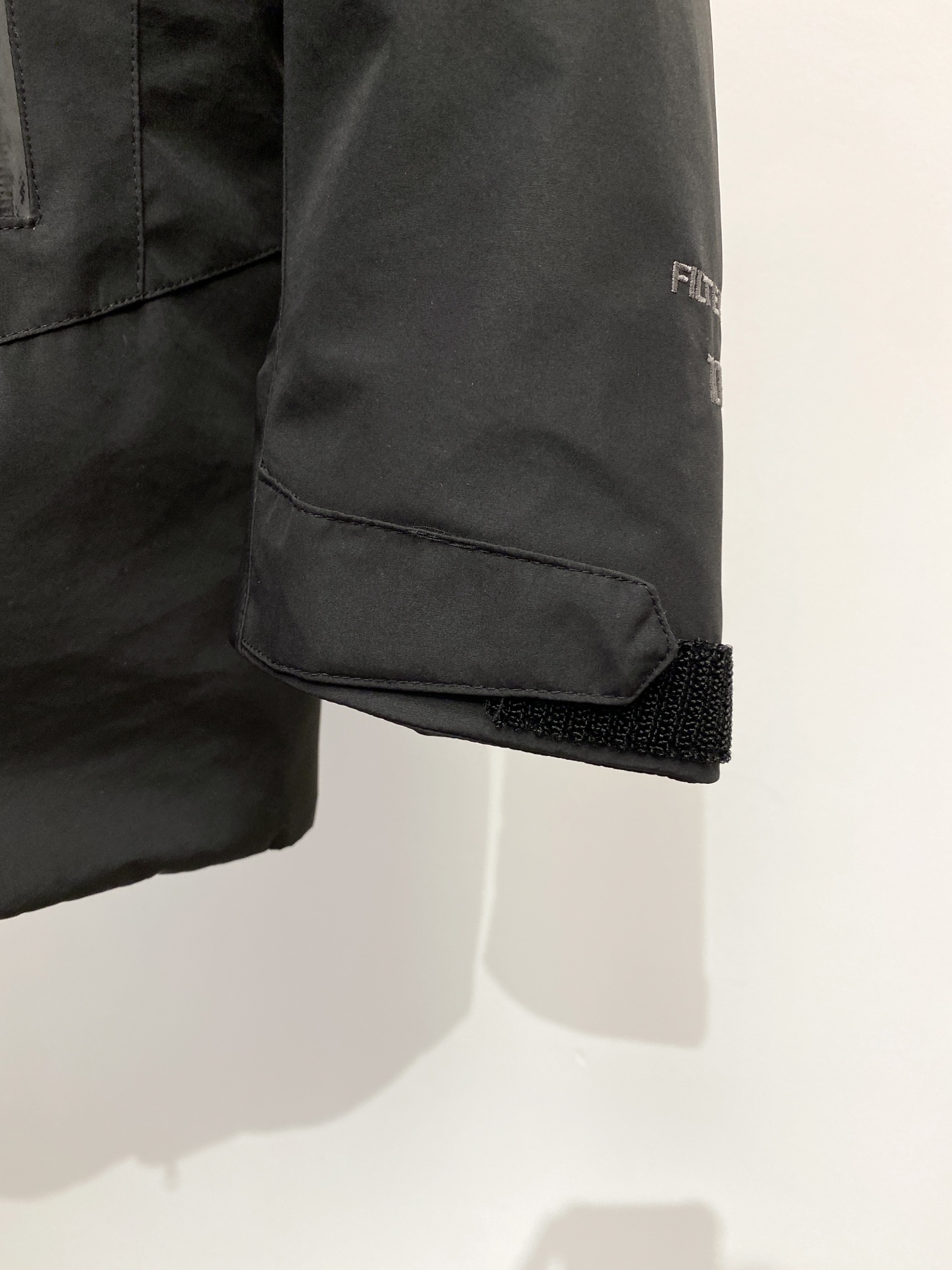 KAILAS 时尚潮牌、2025最新款男士轻薄羽绒夹克、面料柔软舒适 ．上身版型超赞 ．拉链．辅料都是客