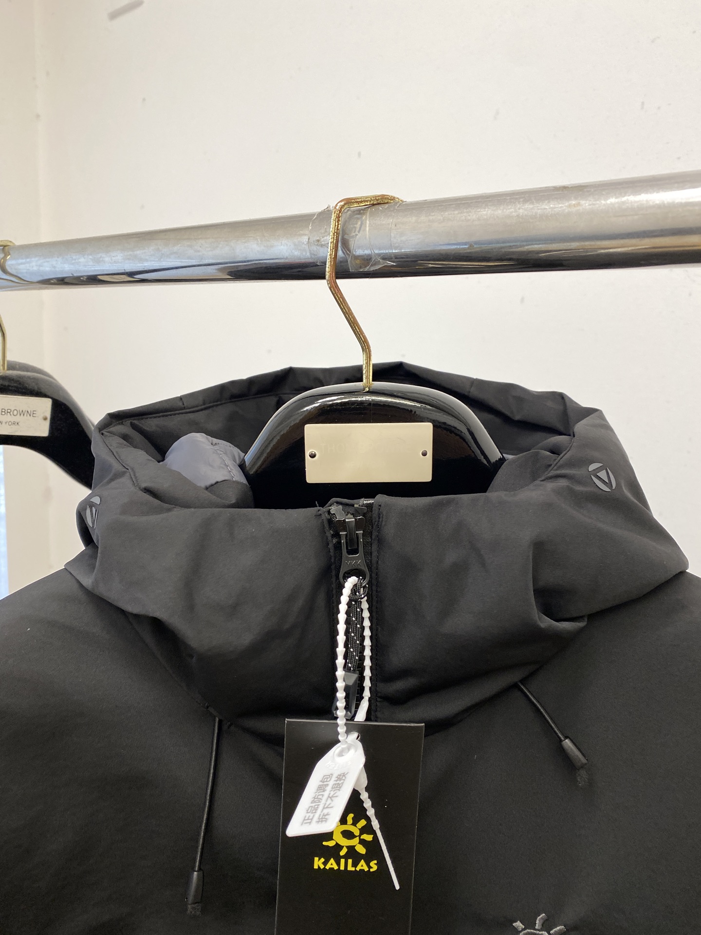 KAILAS 时尚潮牌、2025最新款男士轻薄羽绒夹克、面料柔软舒适 ．上身版型超赞 ．拉链．辅料都是客