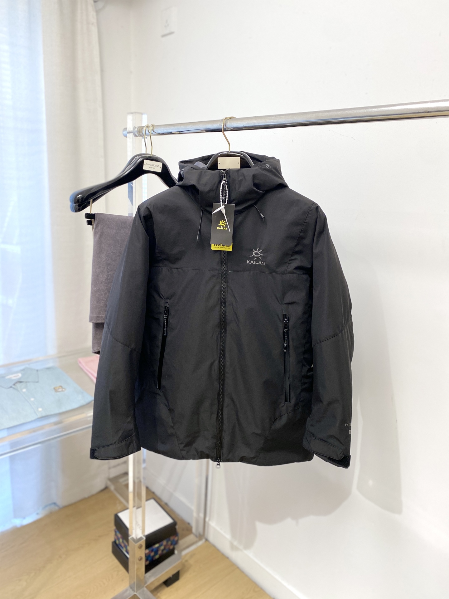 KAILAS 时尚潮牌、2025最新款男士轻薄羽绒夹克、面料柔软舒适 ．上身版型超赞 ．拉链．辅料都是客