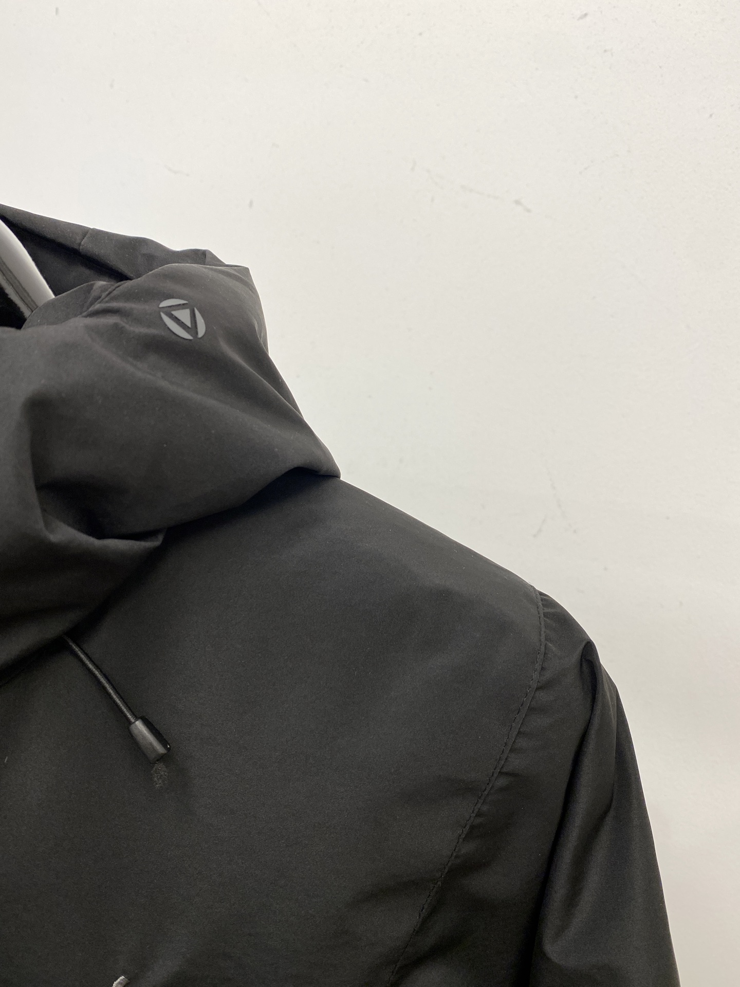 KAILAS 时尚潮牌、2025最新款男士轻薄羽绒夹克、面料柔软舒适 ．上身版型超赞 ．拉链．辅料都是客