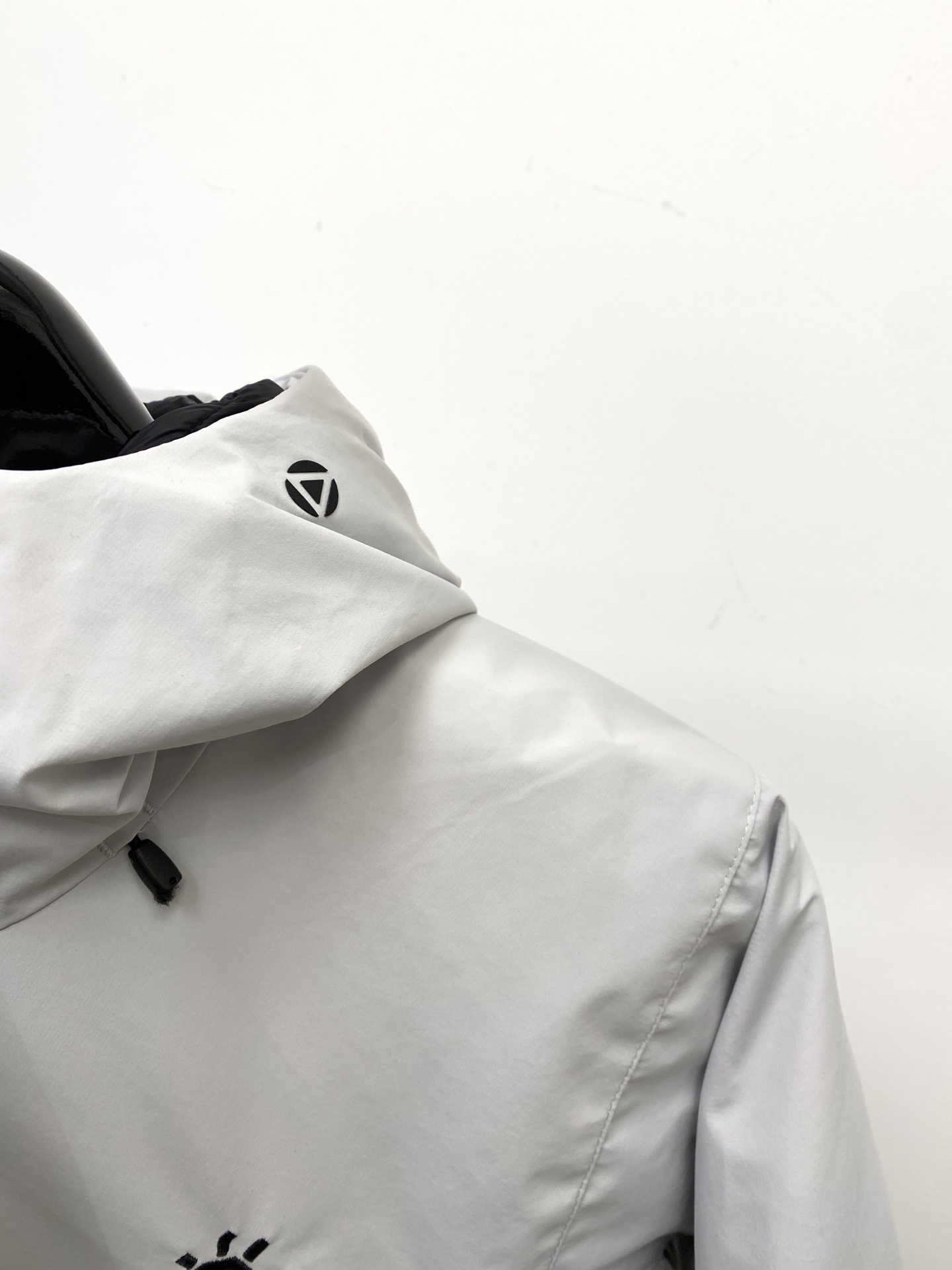 KAILAS 时尚潮牌、2025最新款男士轻薄羽绒夹克、面料柔软舒适 ．上身版型超赞 ．拉链．辅料都是客