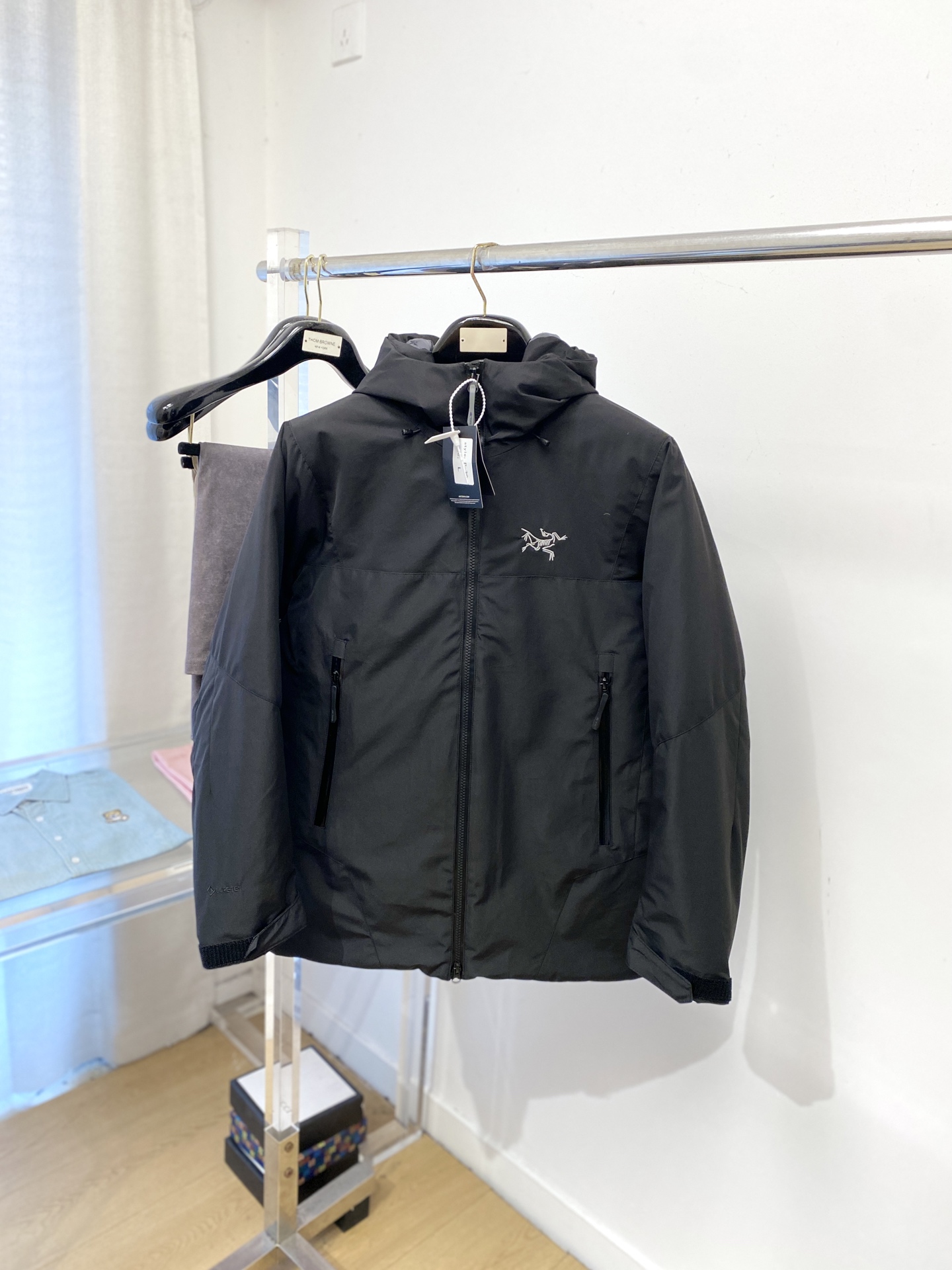 NO:609235,Arc'teryx, the latest 2025 men's lightweight down jacket, the fabric is soft and comfortable.  The upper body shape is awesome.  zipper.  The accessories are all custom-supplied and imported fabrics, which are light and comfortable, warm and stylish, simple and elegant!  Lightweight and warm, the best choice to keep out the cold in autumn and winter. Size M-3XL, arc'teryx, jackets & coats, down jacket, alexander wang19860909始祖鸟、2025最新款男士轻薄羽绒夹克、面料柔软舒适 ．上身版型超赞 ．拉链．辅料都是客供 、进口面料,轻便舒适,保暖有型、简单大方款式！轻便保暖、秋冬御寒的最佳选择 码数M-3XL,arc'teryx,jackets & coats,down jacket,alexander wang,Men's clothing