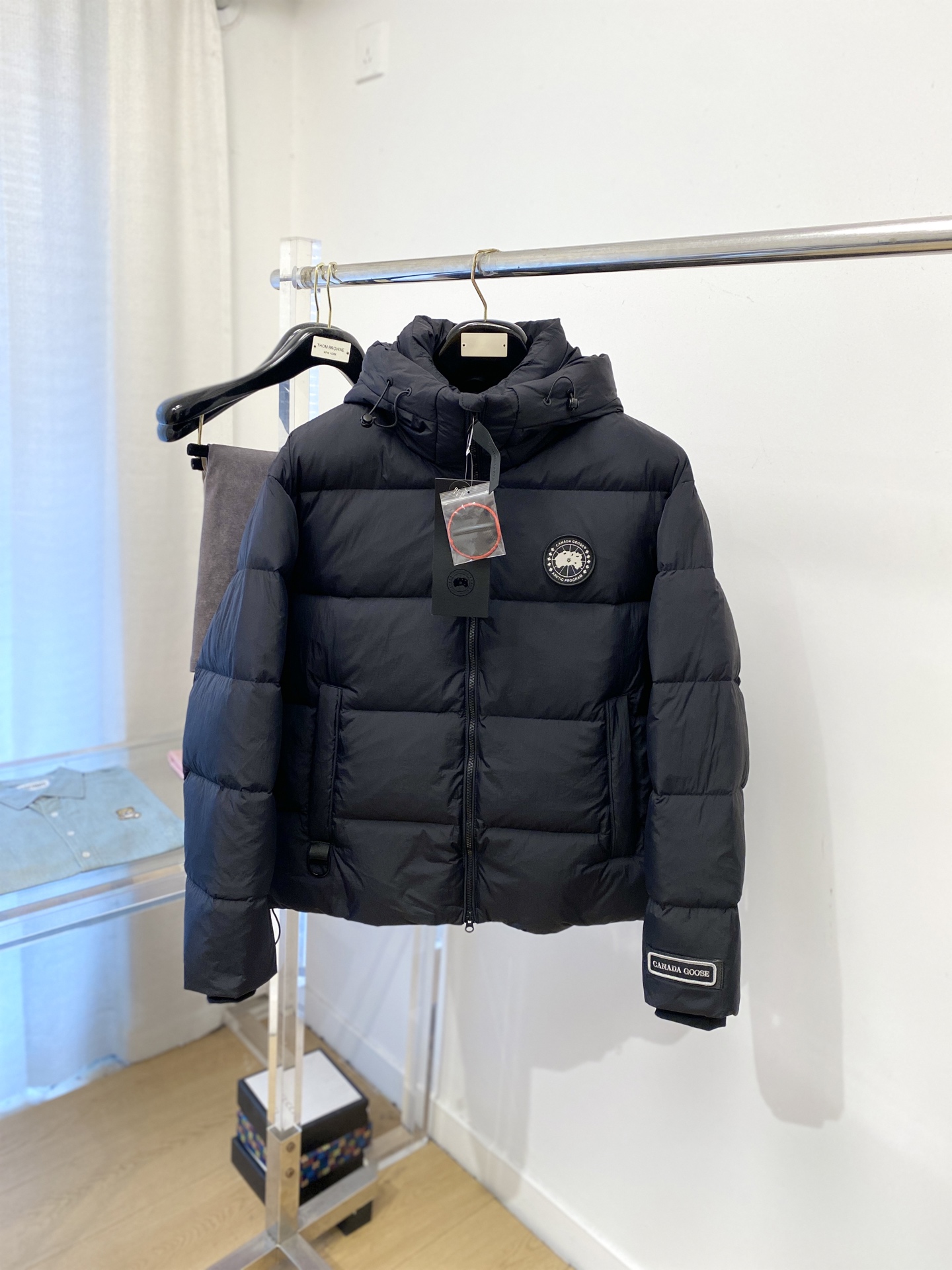 NO:609230,Canada Goose, the latest 2025 men's lightweight down jacket, the fabric is soft and comfortable.  The upper body shape is awesome.  zipper.  The accessories are all custom-supplied and imported fabrics, which are light and comfortable, warm and stylish, simple and elegant!  Lightweight and warm, the best choice to keep out the cold in autumn and winter. Size M-3XL,,down jacket,alexander wang19860909加拿大鹅、2025最新款男士轻薄羽绒服、面料柔软舒适 ．上身版型超赞 ．拉链．辅料都是客供 、进口面料,轻便舒适,保暖有型、简单大方款式！轻便保暖、秋冬御寒的最佳选择 码数M-3XL,,down jacket,alexander wang,Men's clothing