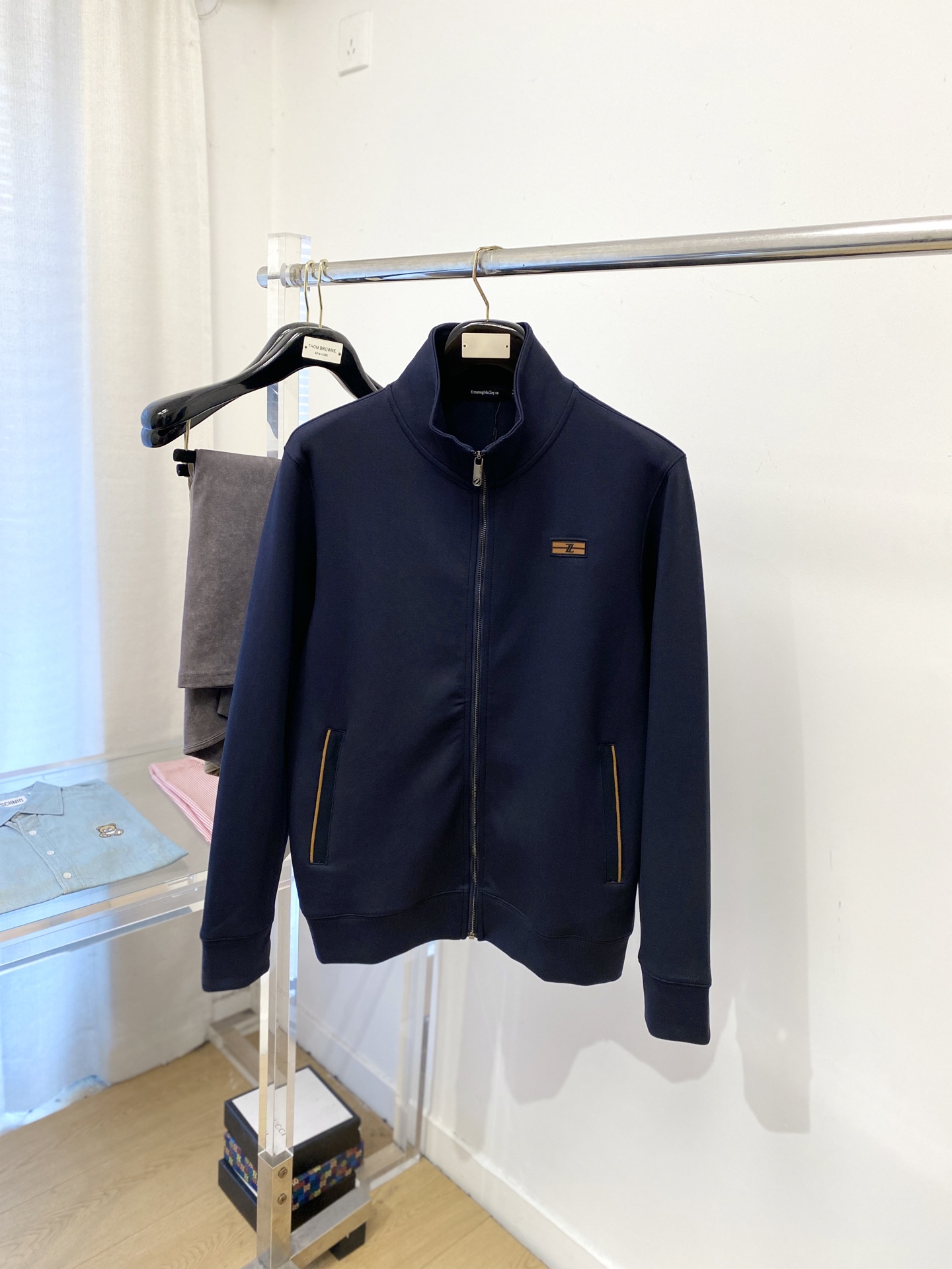 NO:611438,Zegna, 2025 new sweatshirt jacket, fashionable and handsome, simple and versatile, with embossed rubber letters logo on the chest, customized original fabric, not only crisp and trendy silhouette, but also comfortable to wear, more delicate yarn weaving, size M-2XL,,zegna,hoodie,sweatshirts,jackets & coats,alexander wang19860909杰尼亚、2025新品卫衣外套,时尚帅气,简约百搭款,胸前设计凹凸印胶字母logo,定制原版面料,不仅挺括,保持潮流的廓形,又穿着舒适,纱织更细腻,码数M-2XL,,zegna,hoodie,sweatshirts,jackets & coats,alexander wang,Men's clothing