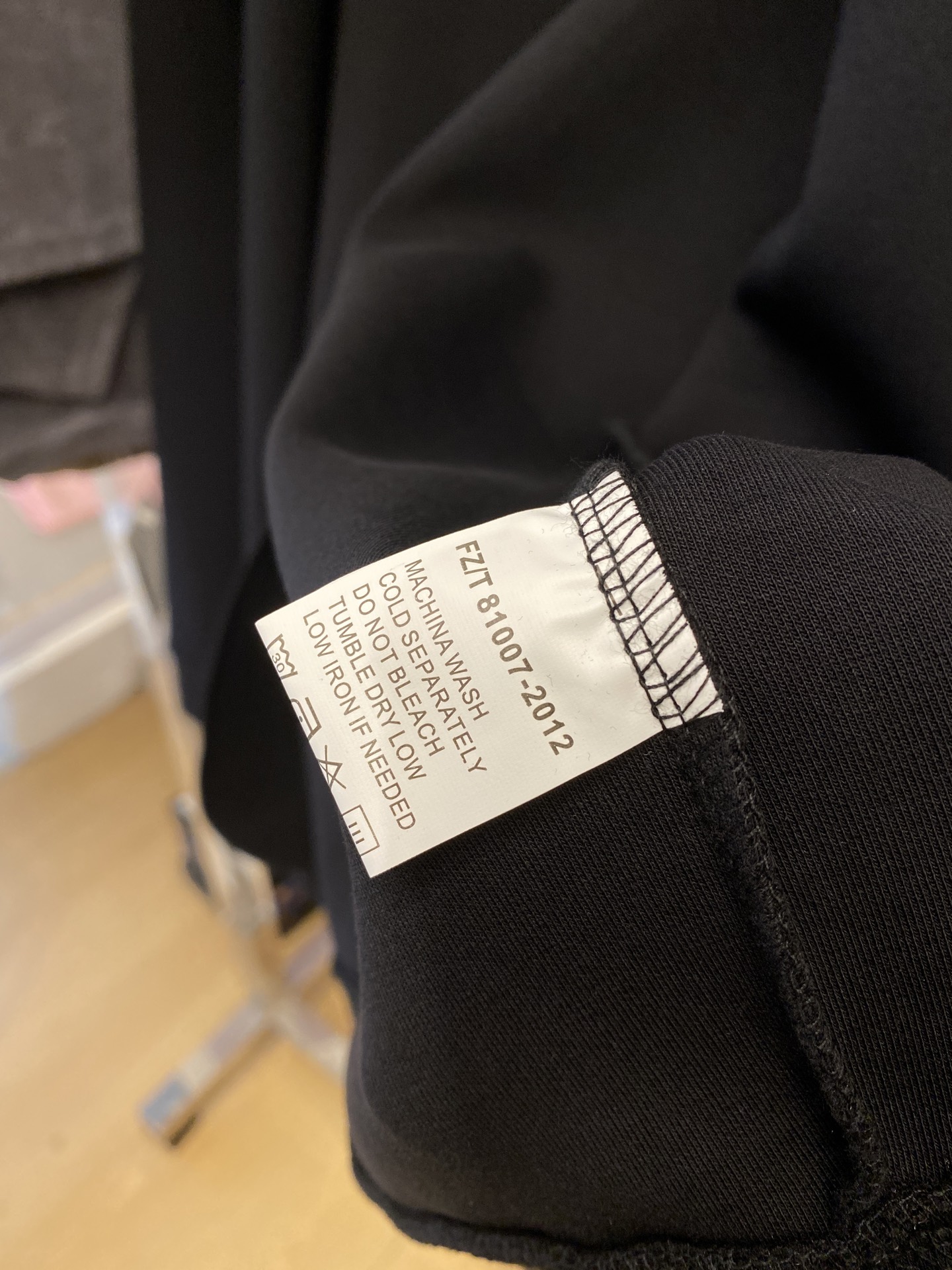 杰尼亚、新品卫衣外套，时尚帅气，简约百搭款，胸前设计凹凸印胶字母logo，定制原版面料，不仅挺括，保持潮