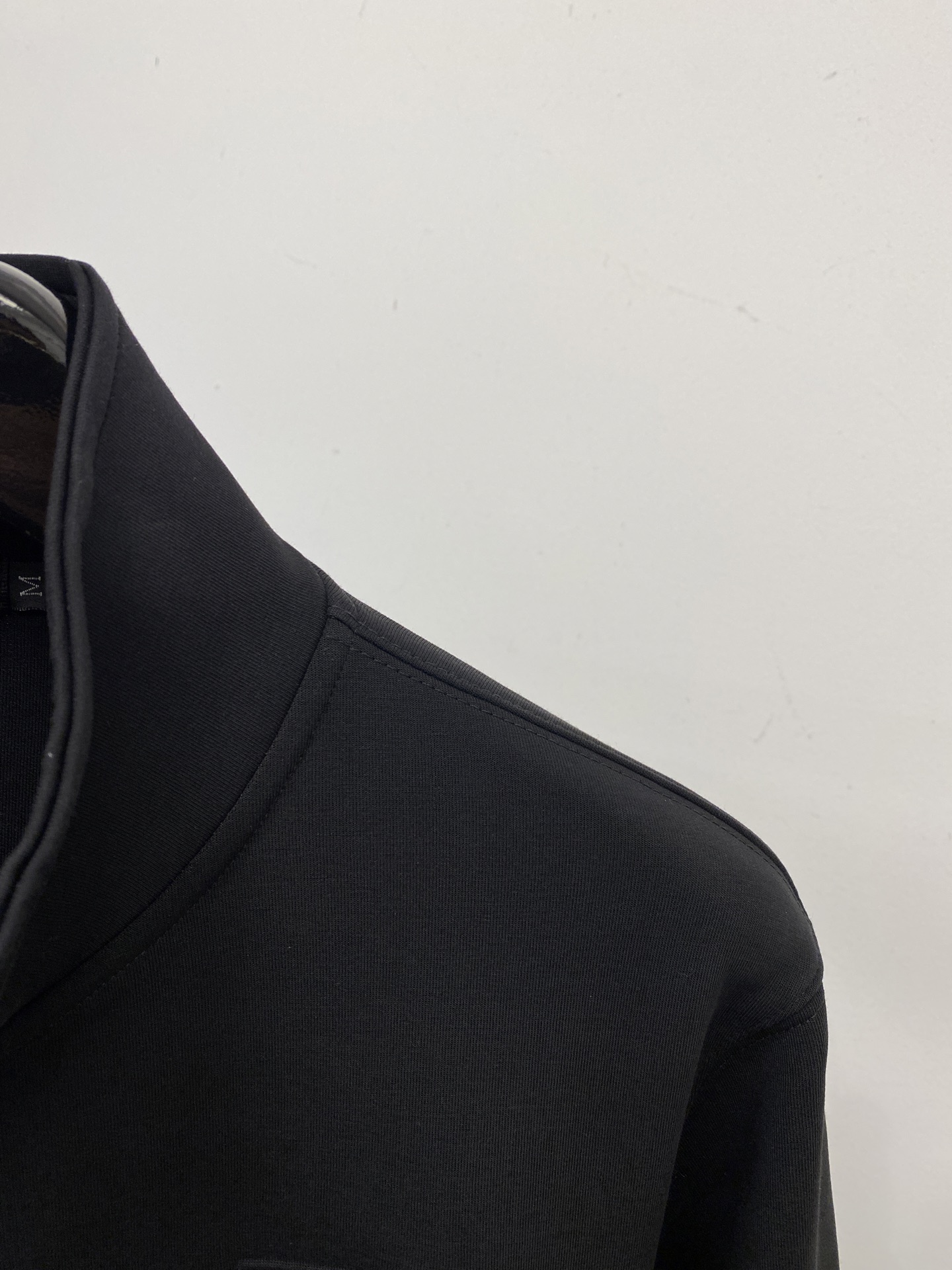 杰尼亚、新品卫衣外套，时尚帅气，简约百搭款，胸前设计凹凸印胶字母logo，定制原版面料，不仅挺括，保持潮