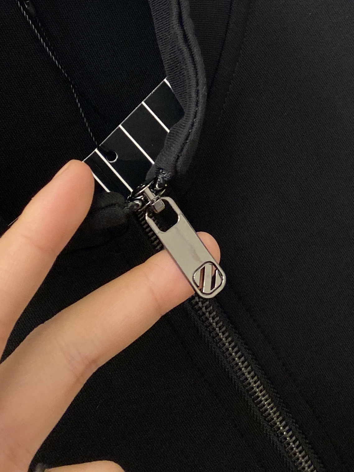 杰尼亚、新品卫衣外套，时尚帅气，简约百搭款，胸前设计凹凸印胶字母logo，定制原版面料，不仅挺括，保持潮