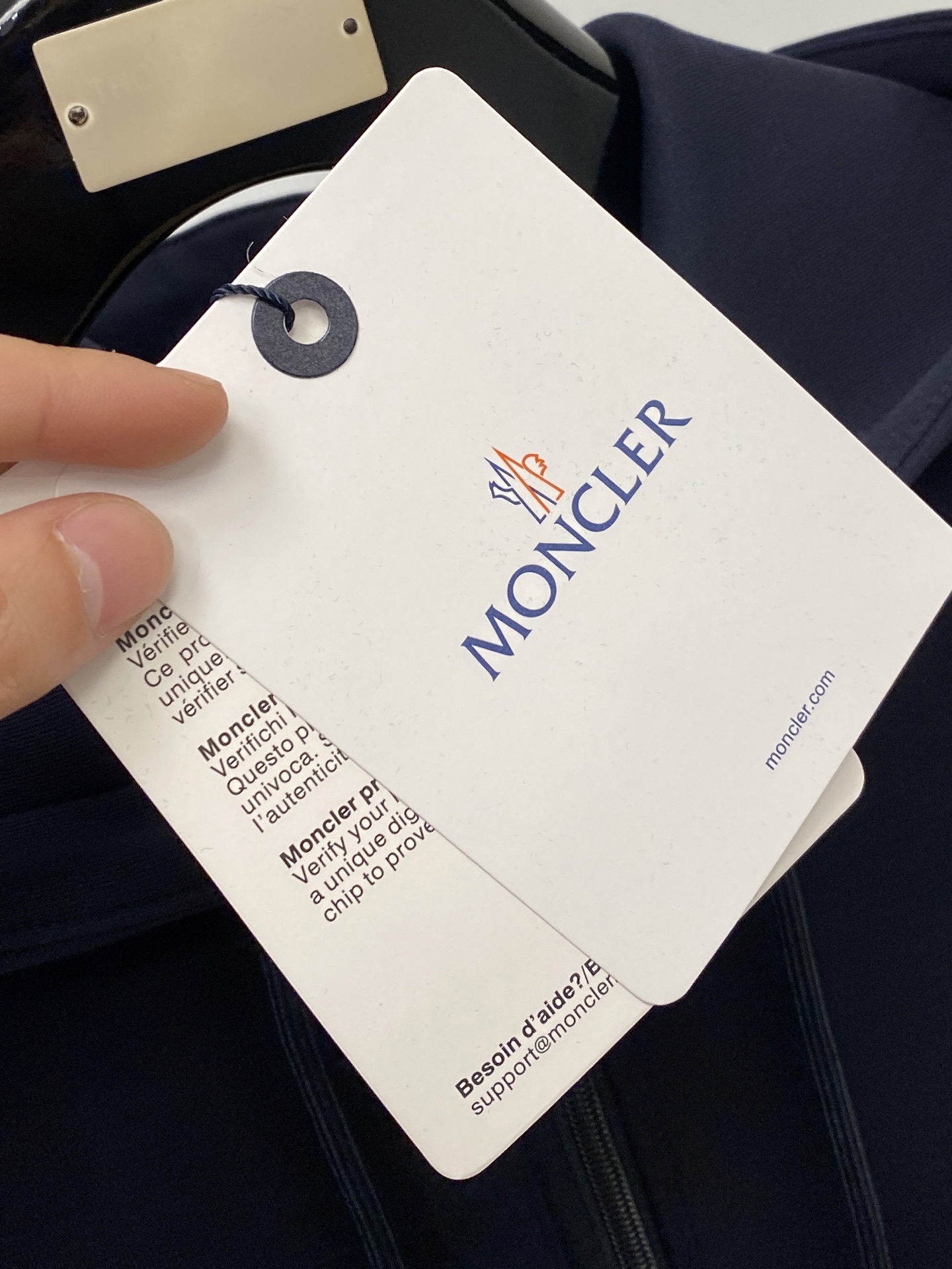 蒙口、新品卫衣外套，时尚帅气，简约百搭款，胸前刺绣装饰图案logo，定制原版面料，不仅挺括，保持潮流的廓