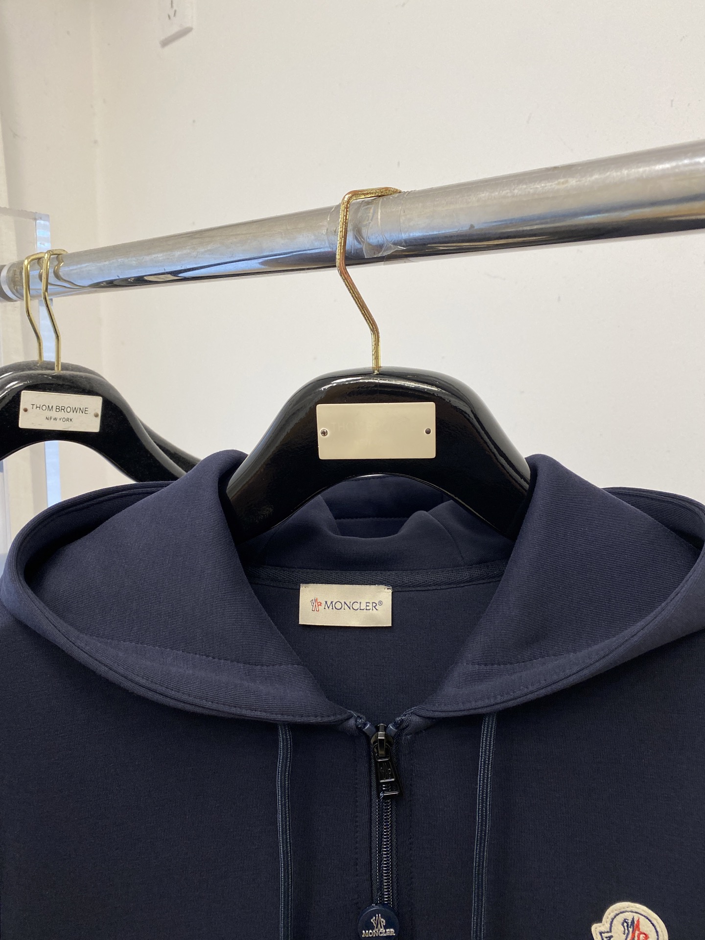 蒙口、新品卫衣外套，时尚帅气，简约百搭款，胸前刺绣装饰图案logo，定制原版面料，不仅挺括，保持潮流的廓