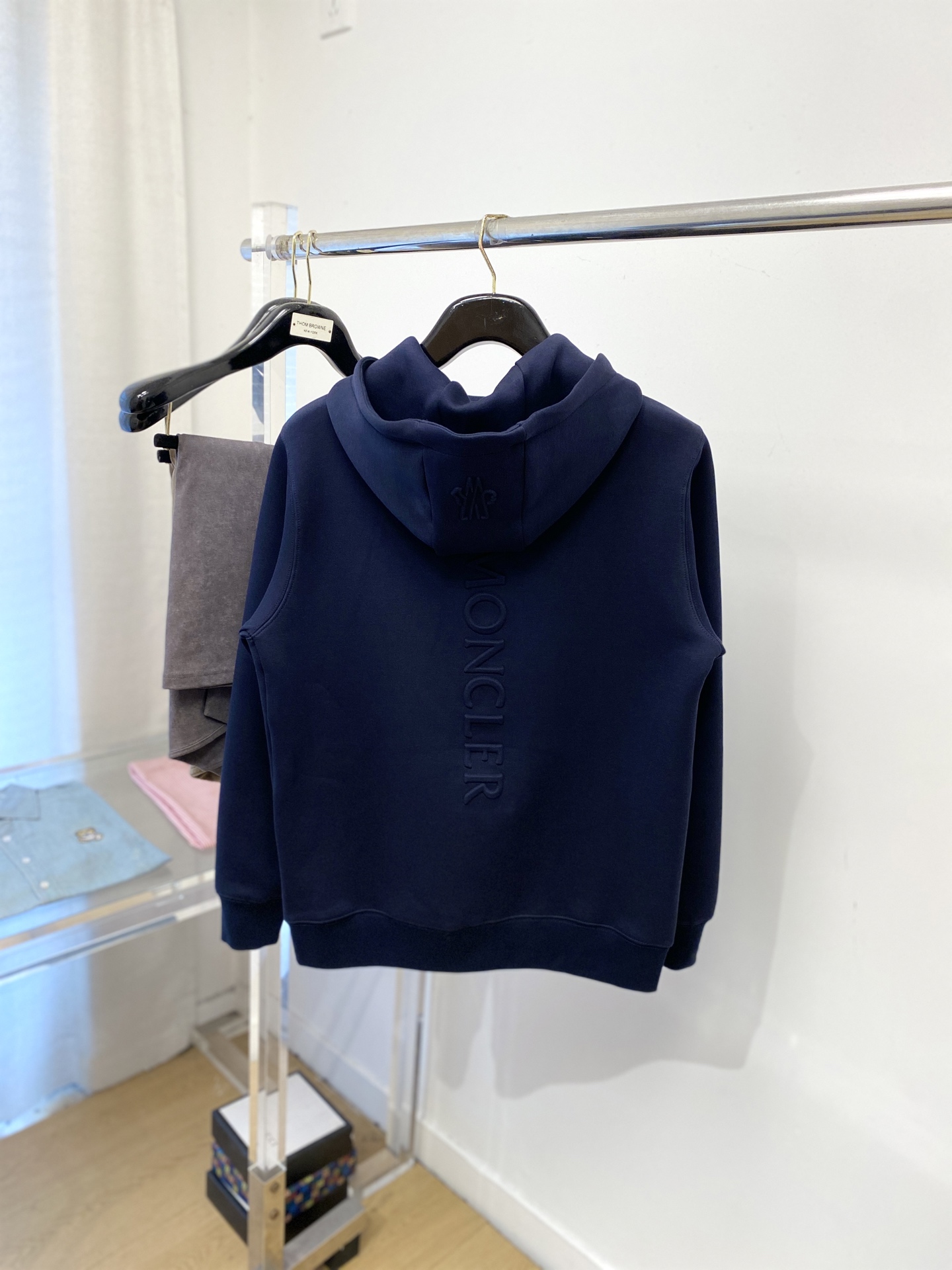 蒙口、新品卫衣外套，时尚帅气，简约百搭款，胸前刺绣装饰图案logo，定制原版面料，不仅挺括，保持潮流的廓