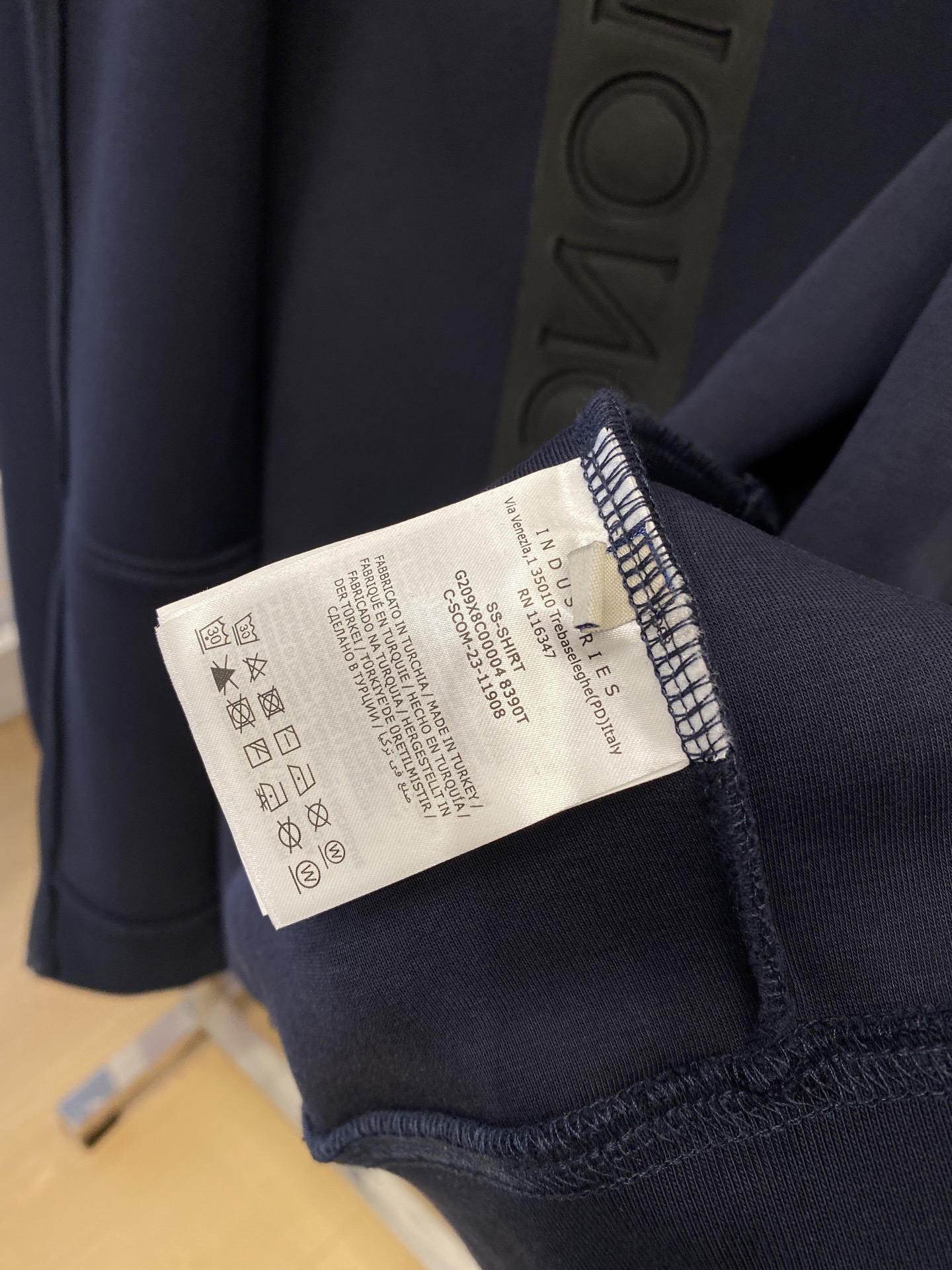 蒙口、新品卫衣外套，时尚帅气，简约百搭款，胸前刺绣装饰图案logo，定制原版面料，不仅挺括，保持潮流的廓