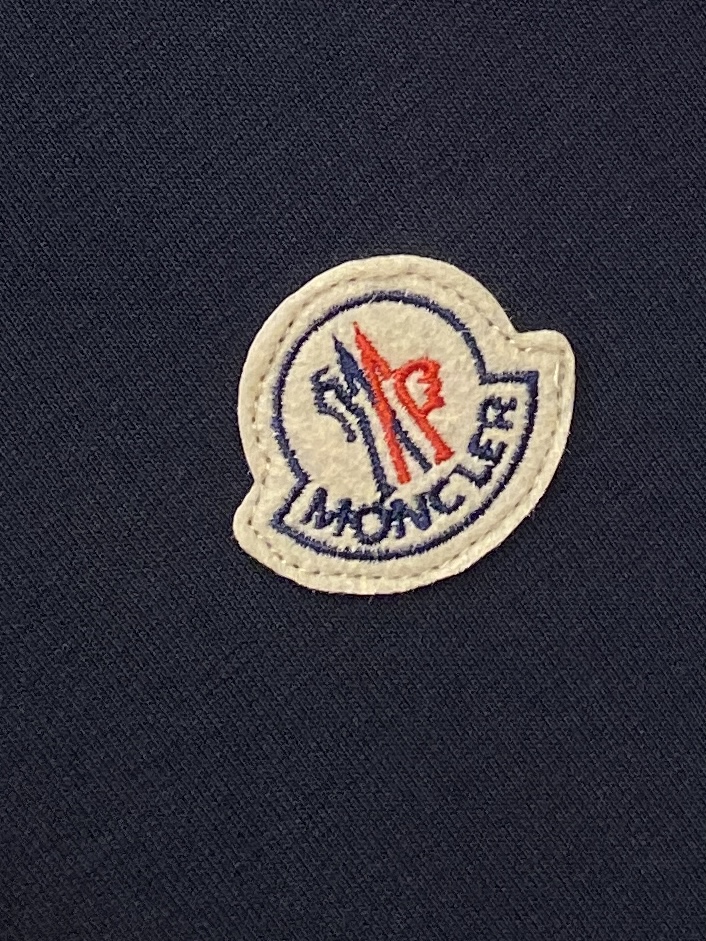 蒙口、新品卫衣外套，时尚帅气，简约百搭款，胸前刺绣装饰图案logo，定制原版面料，不仅挺括，保持潮流的廓