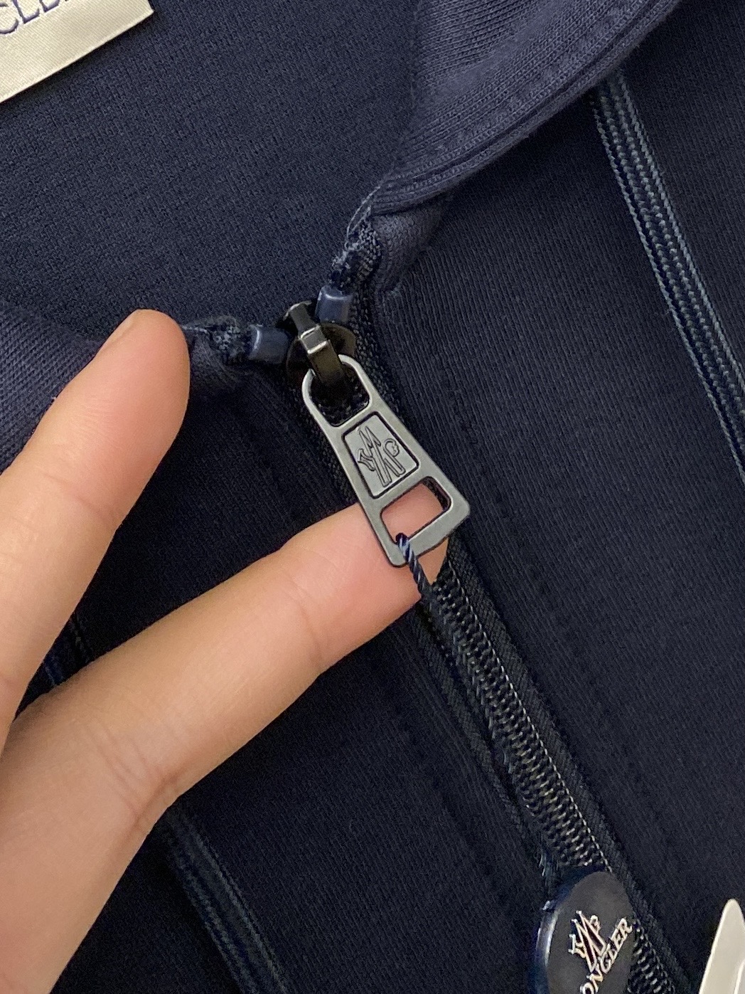 蒙口、新品卫衣外套，时尚帅气，简约百搭款，胸前刺绣装饰图案logo，定制原版面料，不仅挺括，保持潮流的廓