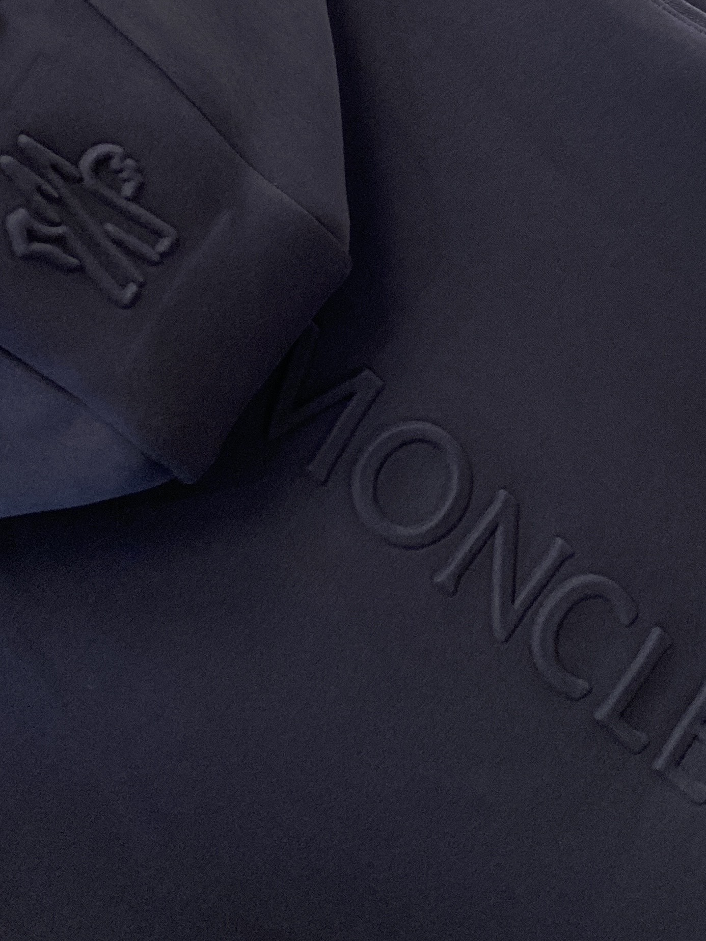 蒙口、新品卫衣外套，时尚帅气，简约百搭款，胸前刺绣装饰图案logo，定制原版面料，不仅挺括，保持潮流的廓