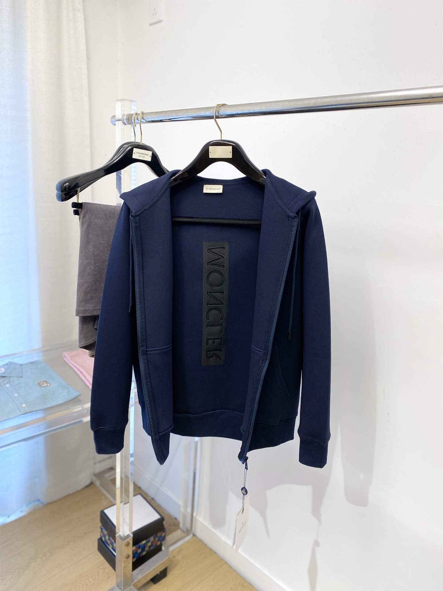 蒙口、新品卫衣外套，时尚帅气，简约百搭款，胸前刺绣装饰图案logo，定制原版面料，不仅挺括，保持潮流的廓