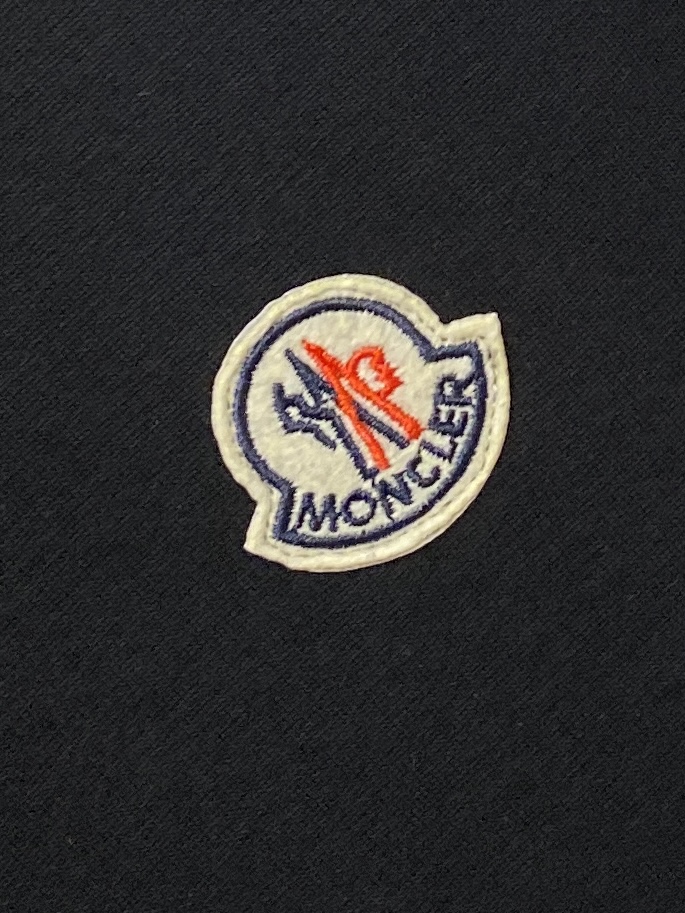 蒙口、新品卫衣外套，时尚帅气，简约百搭款，胸前刺绣装饰图案logo，定制原版面料，不仅挺括，保持潮流的廓