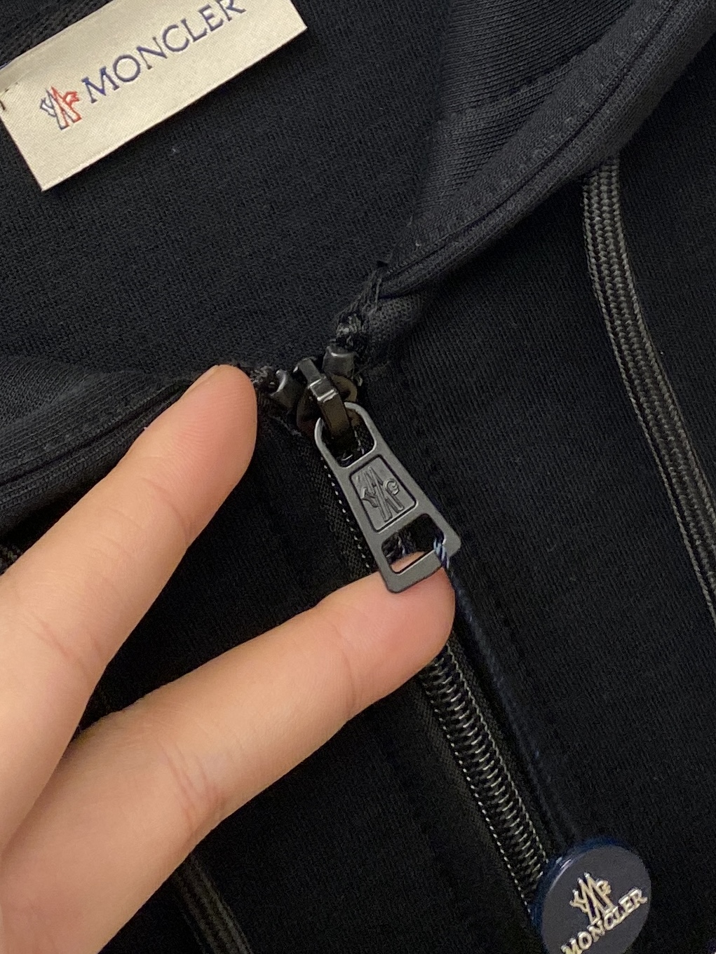 蒙口、新品卫衣外套，时尚帅气，简约百搭款，胸前刺绣装饰图案logo，定制原版面料，不仅挺括，保持潮流的廓