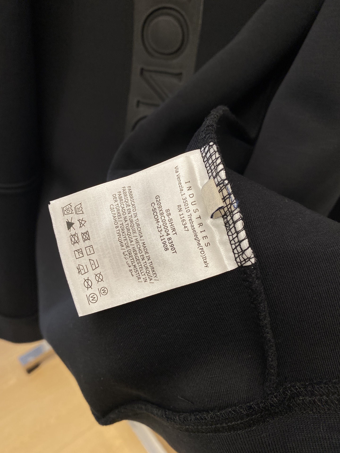 蒙口、新品卫衣外套，时尚帅气，简约百搭款，胸前刺绣装饰图案logo，定制原版面料，不仅挺括，保持潮流的廓