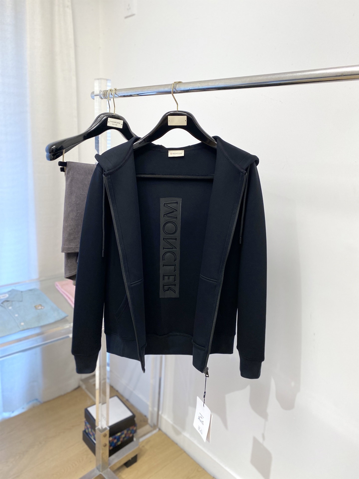 蒙口、新品卫衣外套，时尚帅气，简约百搭款，胸前刺绣装饰图案logo，定制原版面料，不仅挺括，保持潮流的廓