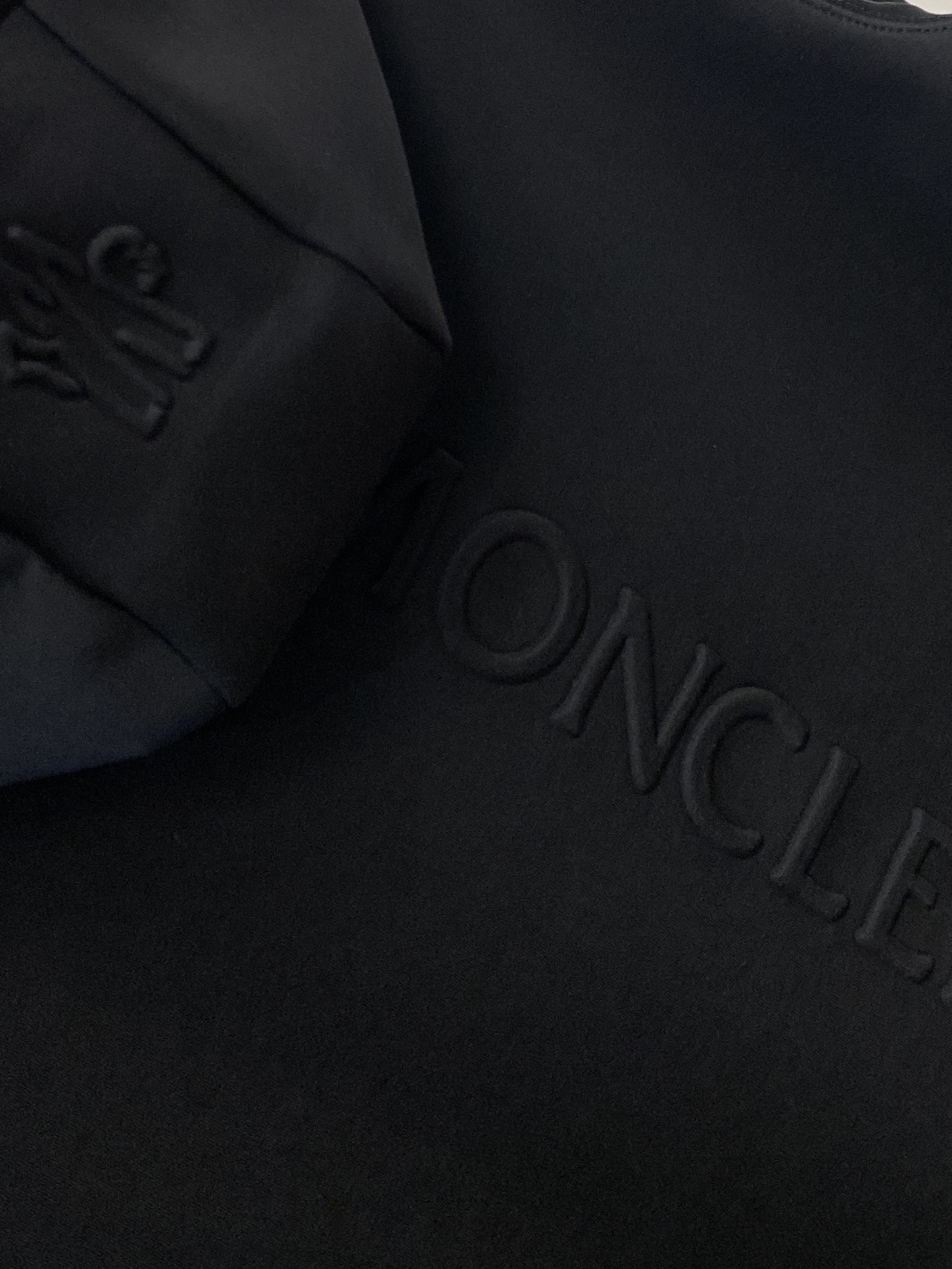 蒙口、新品卫衣外套，时尚帅气，简约百搭款，胸前刺绣装饰图案logo，定制原版面料，不仅挺括，保持潮流的廓