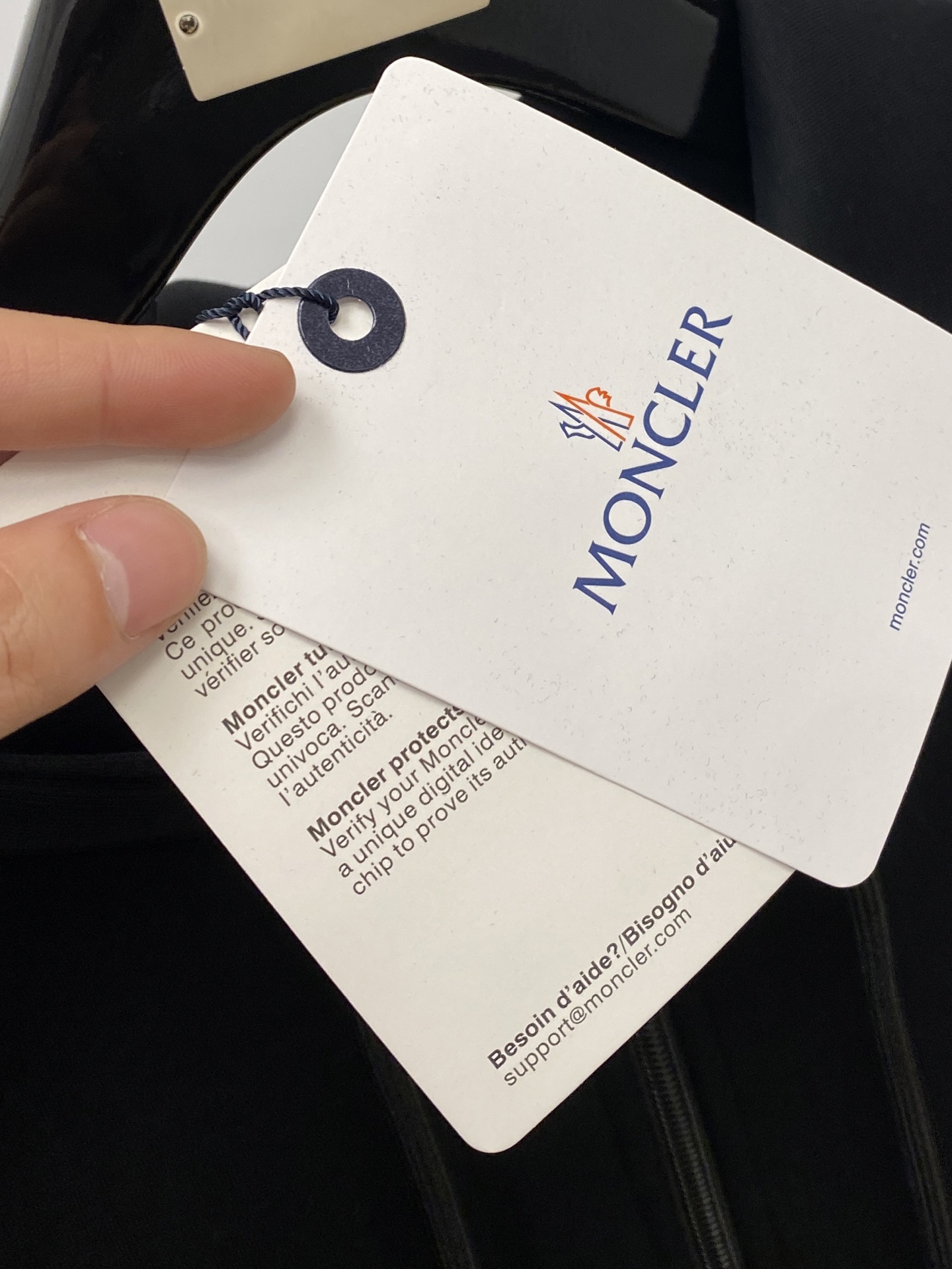 蒙口、新品卫衣外套，时尚帅气，简约百搭款，胸前刺绣装饰图案logo，定制原版面料，不仅挺括，保持潮流的廓