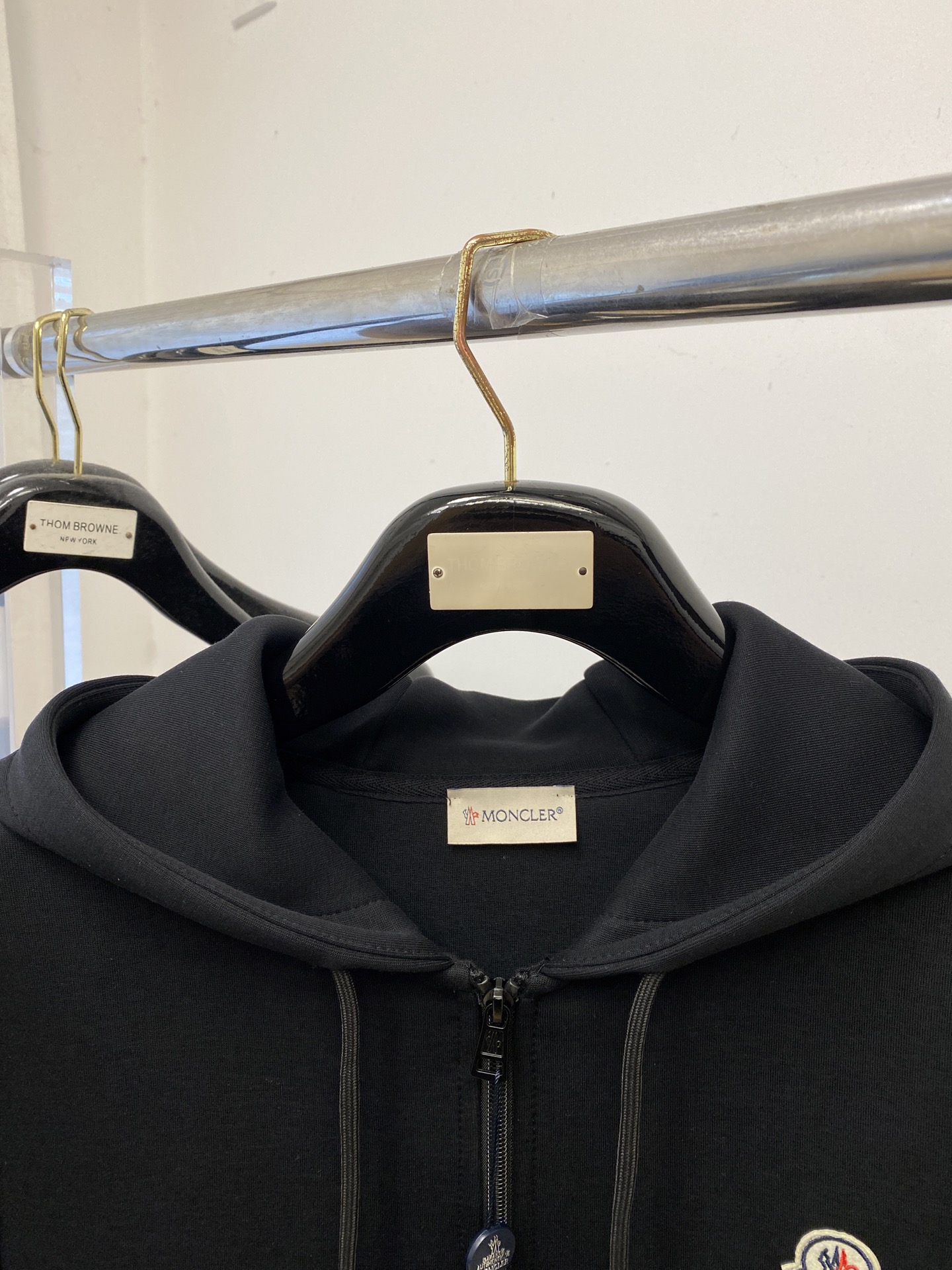 蒙口、新品卫衣外套，时尚帅气，简约百搭款，胸前刺绣装饰图案logo，定制原版面料，不仅挺括，保持潮流的廓