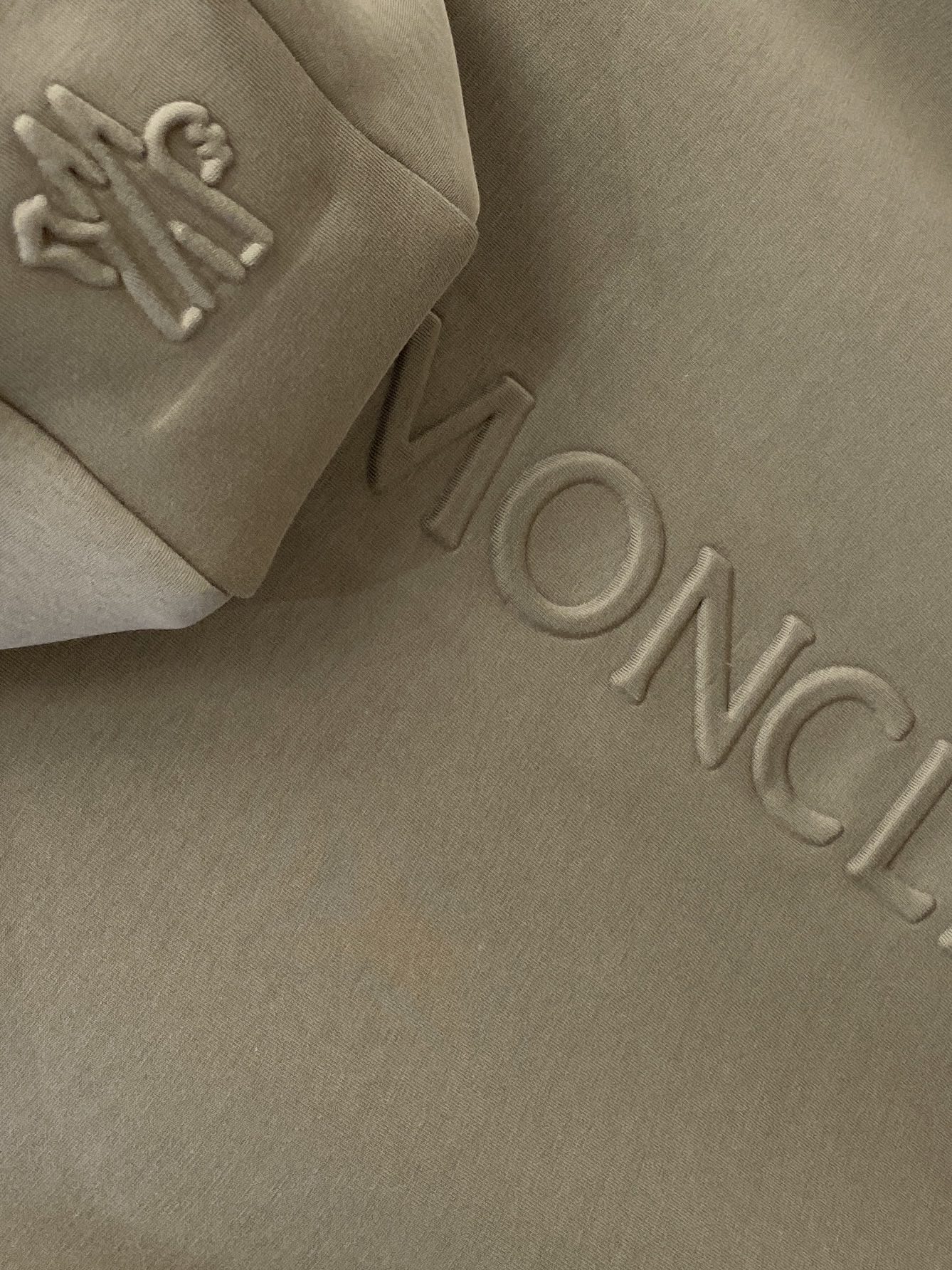 蒙口、新品卫衣外套，时尚帅气，简约百搭款，胸前刺绣装饰图案logo，定制原版面料，不仅挺括，保持潮流的廓