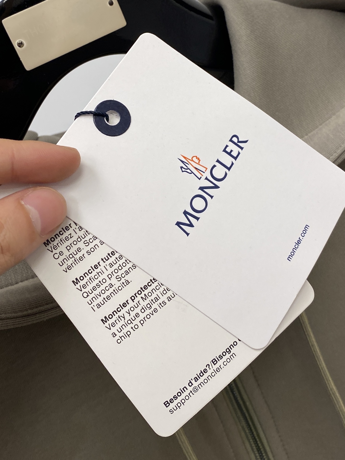 蒙口、新品卫衣外套，时尚帅气，简约百搭款，胸前刺绣装饰图案logo，定制原版面料，不仅挺括，保持潮流的廓