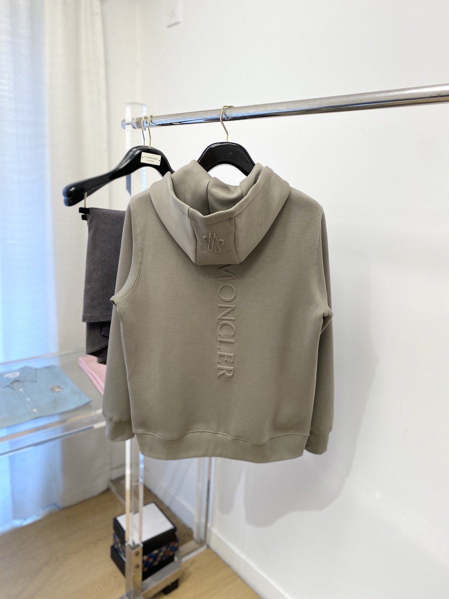 蒙口、新品卫衣外套，时尚帅气，简约百搭款，胸前刺绣装饰图案logo，定制原版面料，不仅挺括，保持潮流的廓