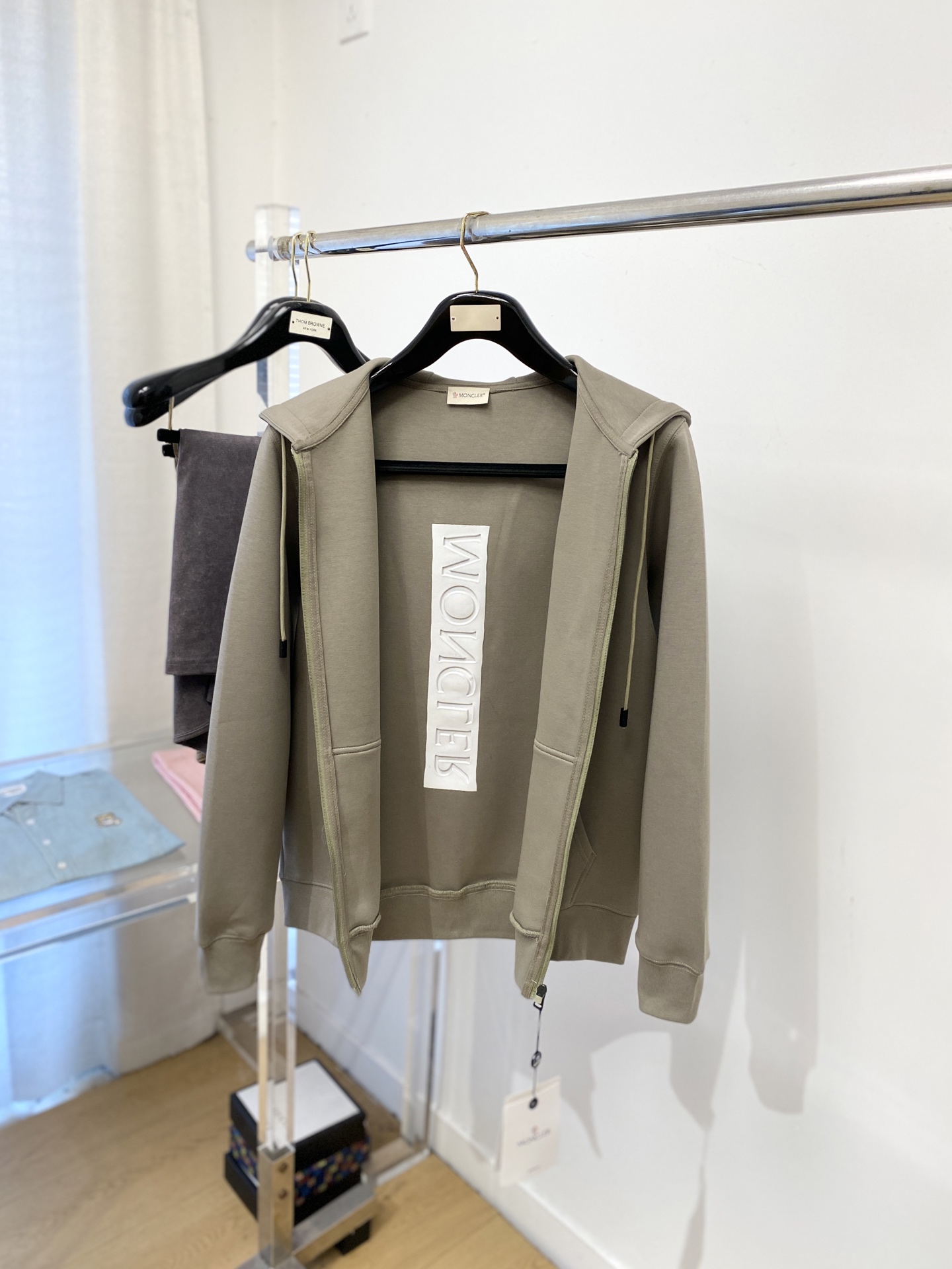 蒙口、新品卫衣外套，时尚帅气，简约百搭款，胸前刺绣装饰图案logo，定制原版面料，不仅挺括，保持潮流的廓