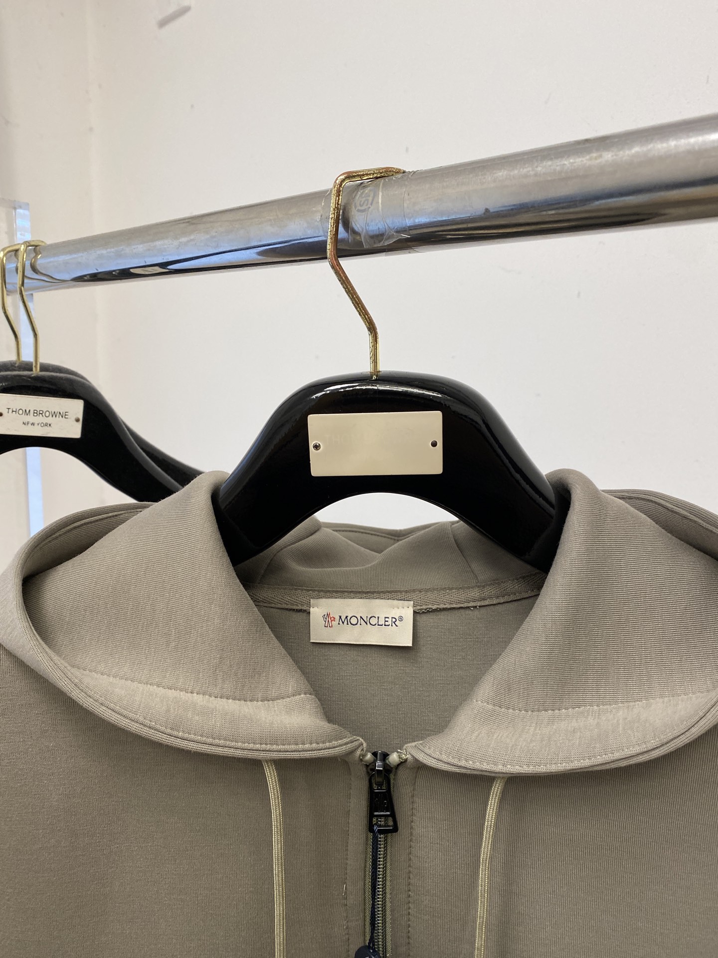 蒙口、新品卫衣外套，时尚帅气，简约百搭款，胸前刺绣装饰图案logo，定制原版面料，不仅挺括，保持潮流的廓