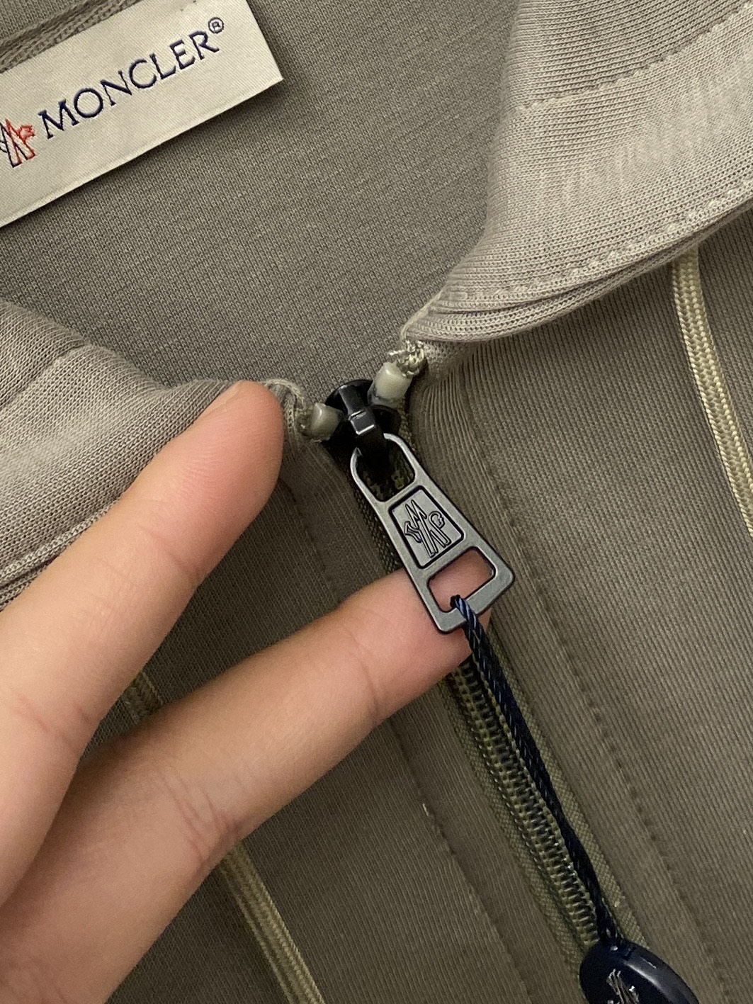 蒙口、新品卫衣外套，时尚帅气，简约百搭款，胸前刺绣装饰图案logo，定制原版面料，不仅挺括，保持潮流的廓